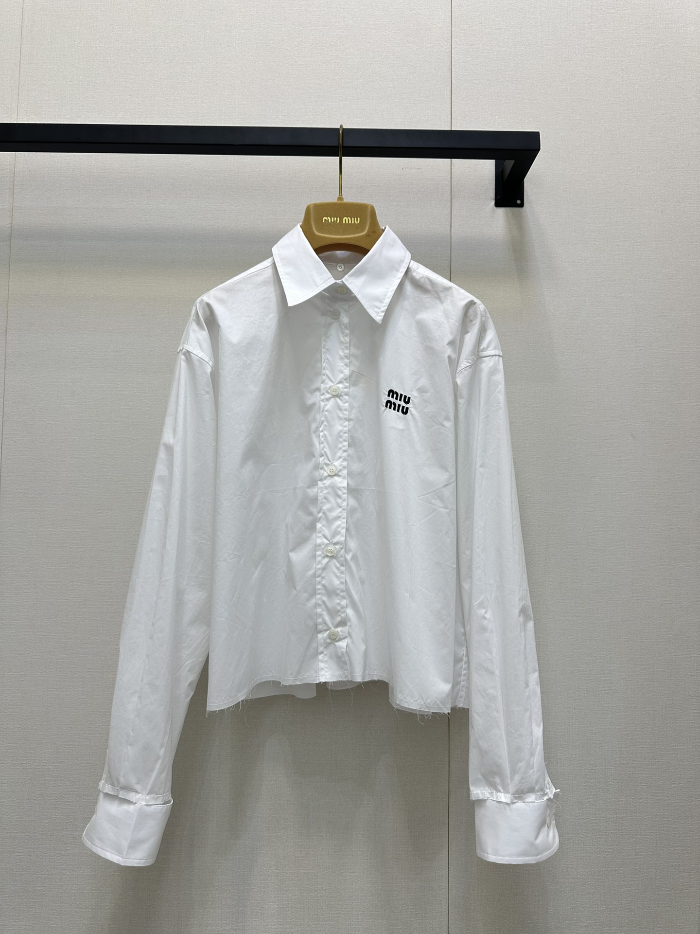 NO:448316,MiuMi* 25Fw early autumn new logo logo embroidered short long-sleeved shirt. Original development!  High-end production!  A must-have artifact for fashionable top students to reduce their age!  Cute girlish style, the cuffs and neckline are also detachable, which can be sweet and salty, and age-reducing!  The classic style is versatile and not picky!  Custom imported cotton shirt fabric!  Workmanship quality depends on the details. Spot SML!  White pink big product real shot, miumiu,shirts,alexander wang19860909MiuMi* 25Fw早秋新款 logo徽标刺绣短款长袖衬衫.原版开发！高版出品！时髦尖子生减龄必备神器！可爱少女风 袖口领口也可拆卸设计,可甜可盐气质减龄单品！经典版型百搭不挑人！定制进口纯棉衬衫面料！做工品质看细节.现货SML！白色粉色大货实拍,,miumiu,shirts,alexander wang,Women's clothing