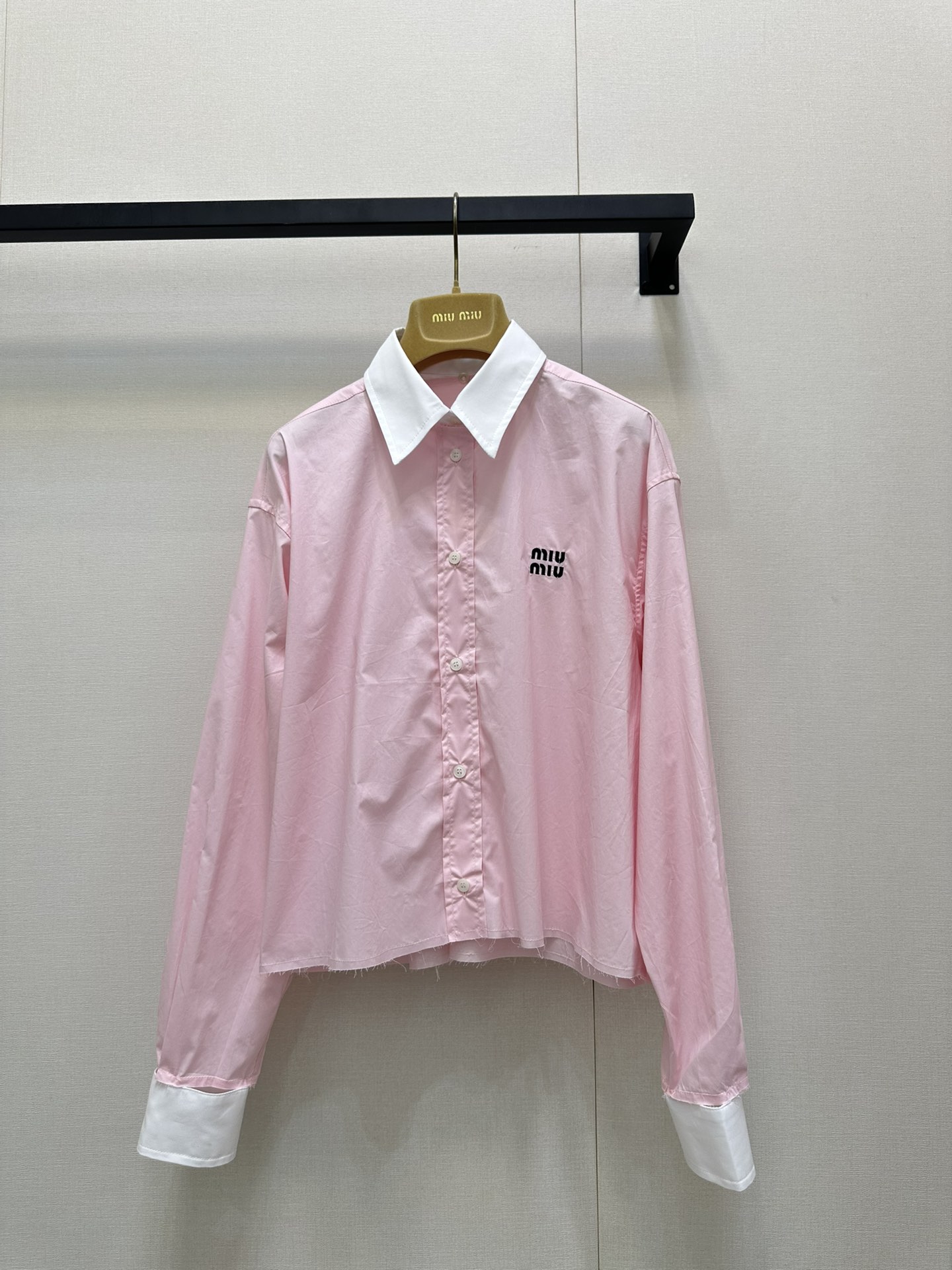 NO:448311,MiuMi* 25Fw early autumn new logo logo embroidered short long-sleeved shirt. Original development!  High-end production!  A must-have artifact for fashionable top students to reduce their age!  Cute girlish style, the cuffs and neckline are also detachable, which can be sweet and salty, and age-reducing!  The classic style is versatile and not picky!  Custom imported cotton shirt fabric!  Workmanship quality depends on the details. Spot SML!  White pink big product real shot, miumiu,shirts,alexander wang19860909MiuMi* 25Fw早秋新款 logo徽标刺绣短款长袖衬衫.原版开发！高版出品！时髦尖子生减龄必备神器！可爱少女风 袖口领口也可拆卸设计,可甜可盐气质减龄单品！经典版型百搭不挑人！定制进口纯棉衬衫面料！做工品质看细节.现货SML！白色粉色大货实拍,,miumiu,shirts,alexander wang,Women's clothing