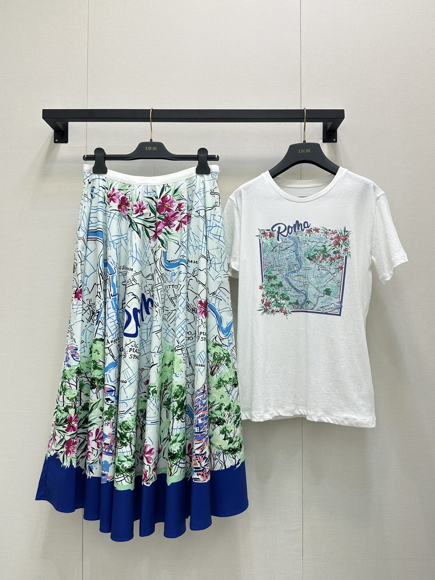 NO:448304,Dio*2025 new printed city street view skirt Customized YB imported silk silk silk silk material, texture shiny, smooth and comfortable, high-waist skirt cut, micro A-shaped pleated umbrella-shaped large swing design, the upper body is full of lazy style, hand-painted city street view and letter logo elements, echoing the refreshing vacation atmosphere of the hot summer, items that can be used for daily commuting and vacation, easy to wear and bring out a fashionable feeling, accurate version SML large-scale goods real shot, dior, skirts, alexander wang19860909Dio*2025新品印花城市街景半裙 定制YB进口丝蚕稠材质 质感光泽 垂顺舒适 高腰半身裙剪裁 微A字压褶伞状大摆设计 上身充满慵懒风情气息 通体满印手绘感城市街景和字母徽标元素 呼应炎炎夏日的清爽度假气息 日常通勤度假都可驾驭的单品 轻松穿搭出洋气感 认准版本 SML大货实拍,,dior,skirts,alexander wang,Women's clothing