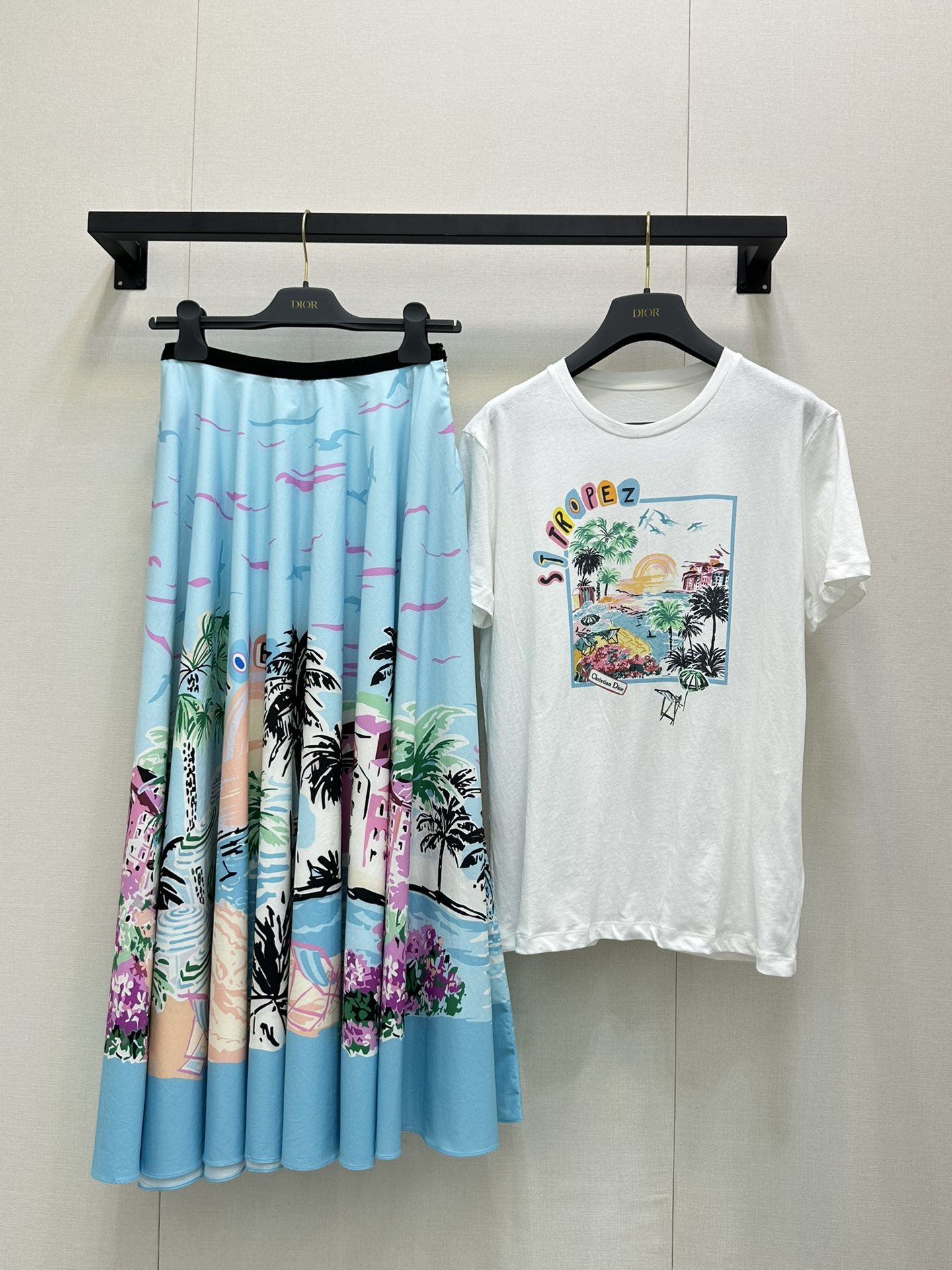 NO:448314,Dio*2025 new printed city street view skirt Customized YB imported silk silk silk silk material, texture shiny, smooth and comfortable, high waist skirt cut, micro A-shaped pleated umbrella-shaped large swing design, the upper body is full of lazy style, hand-painted city street view and letter logo elements, echoing the refreshing vacation atmosphere of the hot summer, items that can be used for daily commuting and vacation, easy to wear and bring out a fashionable feeling, accurate version SML goods real shot, dior, skirts, alexander wang19860909Dio*2025新品印花城市街景半裙 定制YB进口丝蚕稠材质 质感光泽 垂顺舒适 高腰半身裙剪裁 微A字压褶伞状大摆设计 上身充满慵懒风情气息 通体满印手绘感城市街景和字母徽标元素 呼应炎炎夏日的清爽度假气息 日常通勤度假都可驾驭的单品 轻松穿搭出洋气感 认准版本 SML货实拍,,dior,skirts,alexander wang,Women's clothing