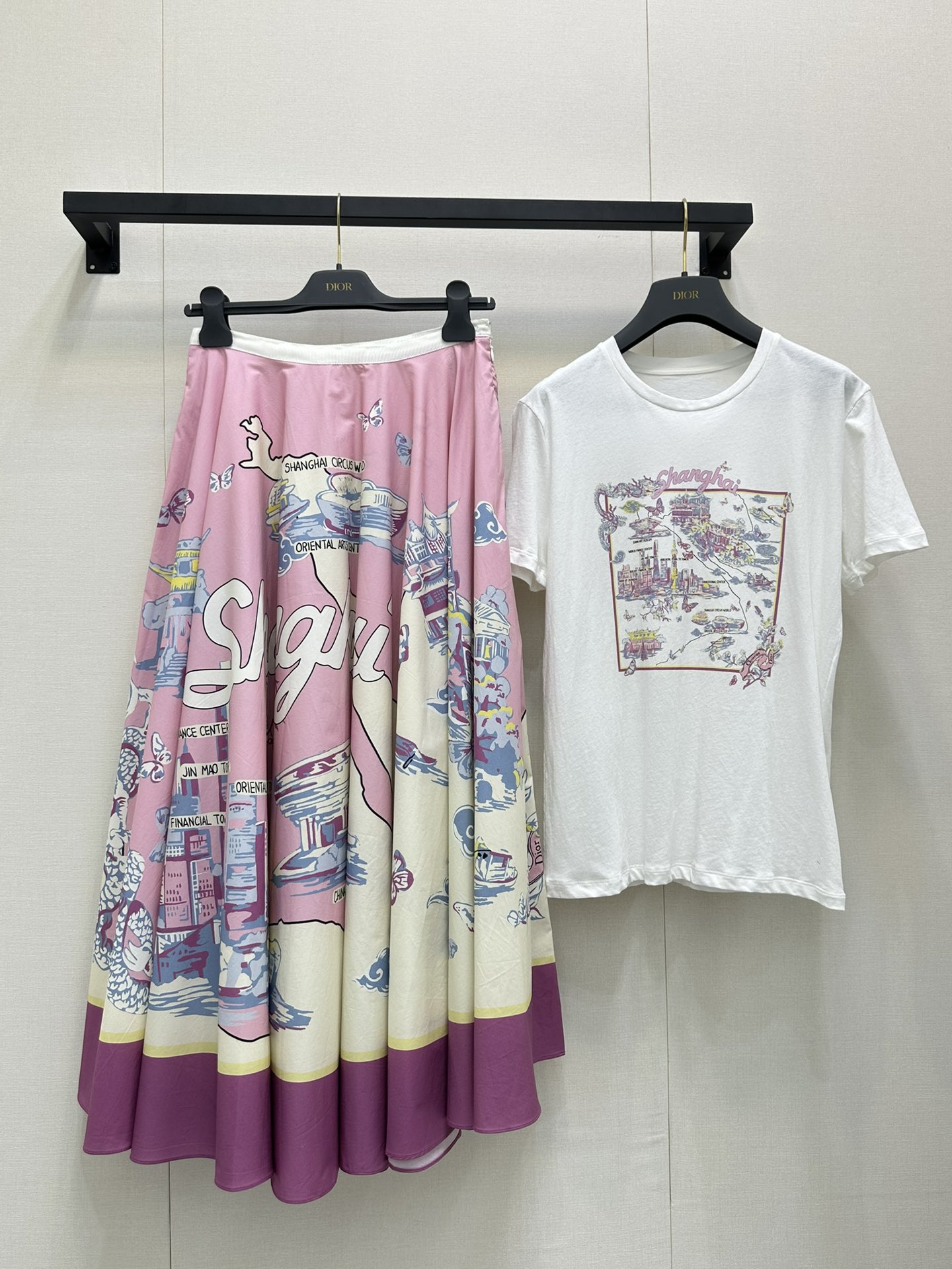 NO:448329,Dio*2025 new printed city street view skirt Customized YB imported silk silk silk silk material, texture shiny, smooth and comfortable, high-waist skirt cut, micro A-shaped pleated umbrella-shaped large swing design, the upper body is full of lazy style, hand-painted city street view and letter logo elements, echoing the refreshing vacation atmosphere of the hot summer, items that can be used for daily commuting and vacation, easy to wear and bring out a fashionable feeling, accurate version SML large-scale goods real shot, dior, skirts, alexander wang19860909Dio*2025新品印花城市街景半裙 定制YB进口丝蚕稠材质 质感光泽 垂顺舒适 高腰半身裙剪裁 微A字压褶伞状大摆设计 上身充满慵懒风情气息 通体满印手绘感城市街景和字母徽标元素 呼应炎炎夏日的清爽度假气息 日常通勤度假都可驾驭的单品 轻松穿搭出洋气感 认准版本 SML大货实拍,,dior,skirts,alexander wang,Women's clothing