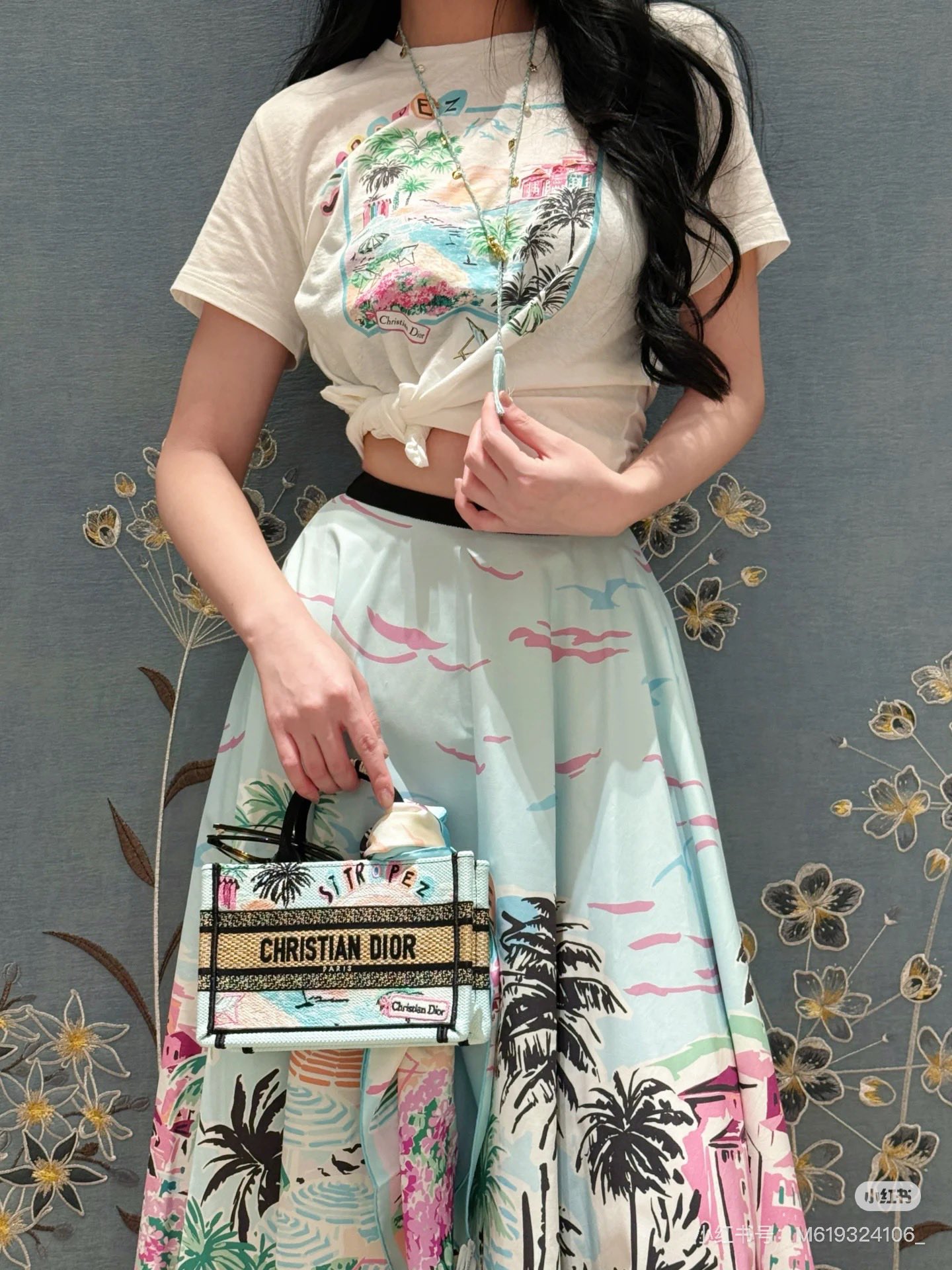 NO:448322,Dio*2025 new printed city street view skirt Customized YB imported silk silk silk material, texture shiny, smooth and comfortable, high-waist skirt cut, micro A-shaped pleated umbrella-shaped large swing design, the upper body is full of lazy style, hand-painted city street view and letter logo elements, echoing the refreshing vacation atmosphere of the hot summer, items that can be used for daily commuting and vacation, easy to wear and bring out a fashionable feeling, accurate version SML, dior, skirts, alexander wang19860909Dio*2025新品印花城市街景半裙 定制YB进口丝蚕稠材质 质感光泽 垂顺舒适 高腰半身裙剪裁 微A字压褶伞状大摆设计 上身充满慵懒风情气息 通体满印手绘感城市街景和字母徽标元素 呼应炎炎夏日的清爽度假气息 日常通勤度假都可驾驭的单品 轻松穿搭出洋气感 认准版本 SML,,dior,skirts,alexander wang,Women's clothing