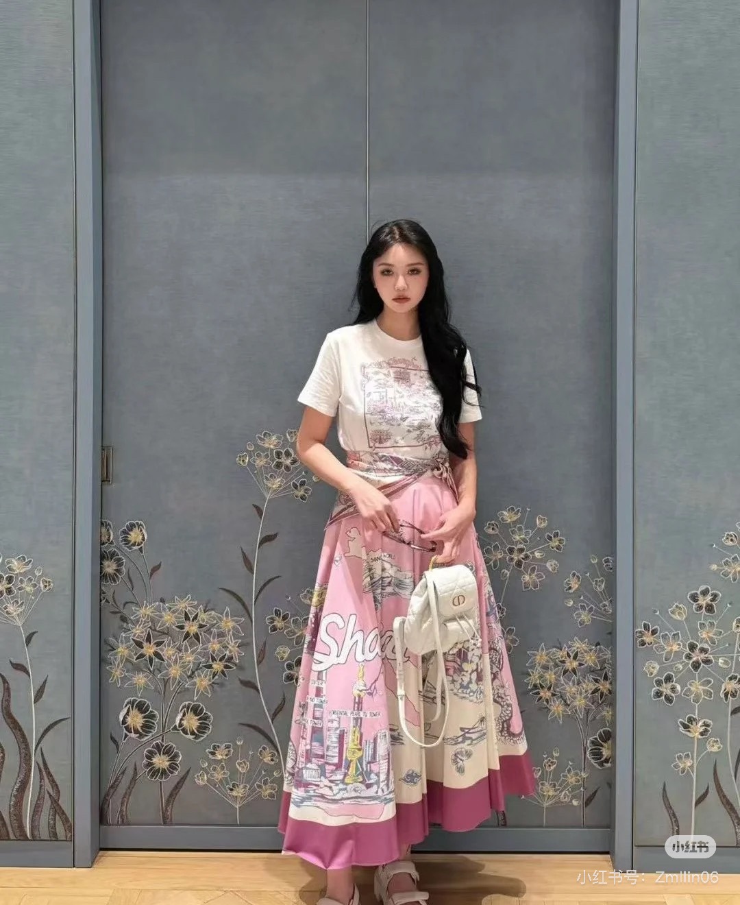 NO:448281,Dio*2025 new printed city street view skirt Customized YB imported silk silk silk material, texture shiny, smooth and comfortable, high-waist skirt cut, micro A-shaped pleated umbrella-shaped large swing design, the upper body is full of lazy style, hand-painted city street view and letter logo elements, echoing the refreshing vacation atmosphere of the hot summer, items that can be used for daily commuting and vacation, easy to wear and bring out a fashionable feeling, accurate version SML, dior, skirts, alexander wang19860909Dio*2025新品印花城市街景半裙 定制YB进口丝蚕稠材质 质感光泽 垂顺舒适 高腰半身裙剪裁 微A字压褶伞状大摆设计 上身充满慵懒风情气息 通体满印手绘感城市街景和字母徽标元素 呼应炎炎夏日的清爽度假气息 日常通勤度假都可驾驭的单品 轻松穿搭出洋气感 认准版本 SML,,dior,skirts,alexander wang,Women's clothing