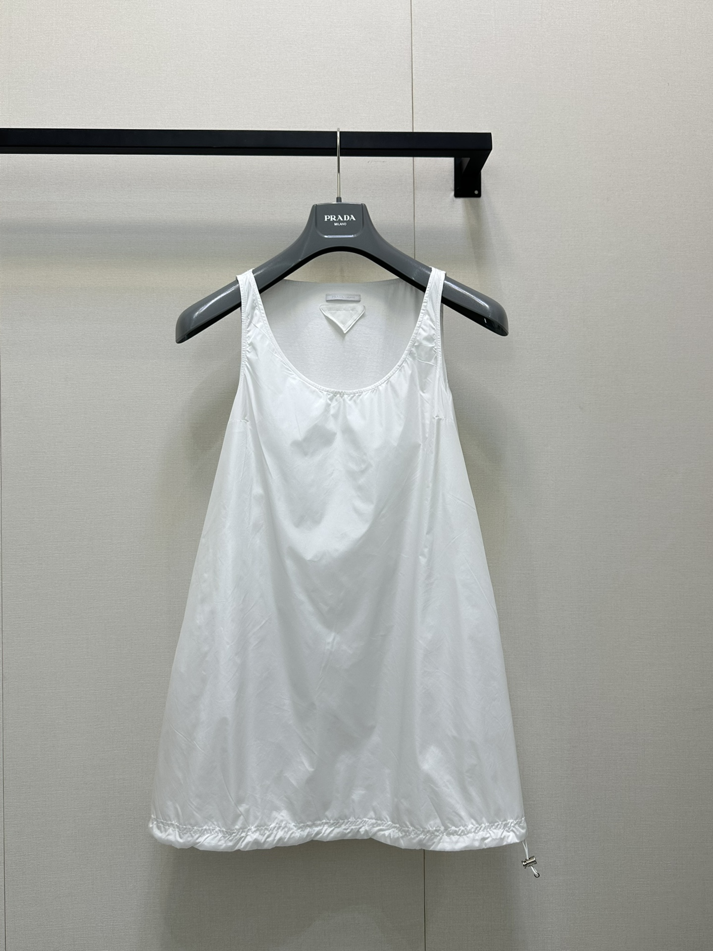 NO:448285,Prad* 25Fw early autumn new Re-Nylon double-sided sleeveless vest dress double-sided tailoring double-layer fabric cut Original development!  High-end production!  The rate of return to the street, customized fabric, breathable and comfortable, and the visual effect is formed by the upper body, making it look slim and high-end!  It is an excellent choice for daily life and vacation. It is full of temperament. The upper body is super covered with flesh and slimming. It is highly recommended for good clothes that are not picky about the figure. Fairies, hurry up and arrange the trumpet~ Spot SML large-scale real shots, prada, skirts, alexander wang19860909Prad* 25Fw早秋新款 Re-Nylon 双面无袖背心连衣裙 双面穿剪裁 双层面料裁剪 原版开发！高版出品！出街回头率 定制面料 透气舒适 形成的视觉效果上身整个显瘦又高级！是日常和度假的极佳选择 气质感满满的 上身超级遮肉显瘦 不挑身材的好穿强烈推荐 仙女宝贝们赶紧安排上叭～现货SML大货实拍,,prada,skirts,alexander wang,Women's clothing