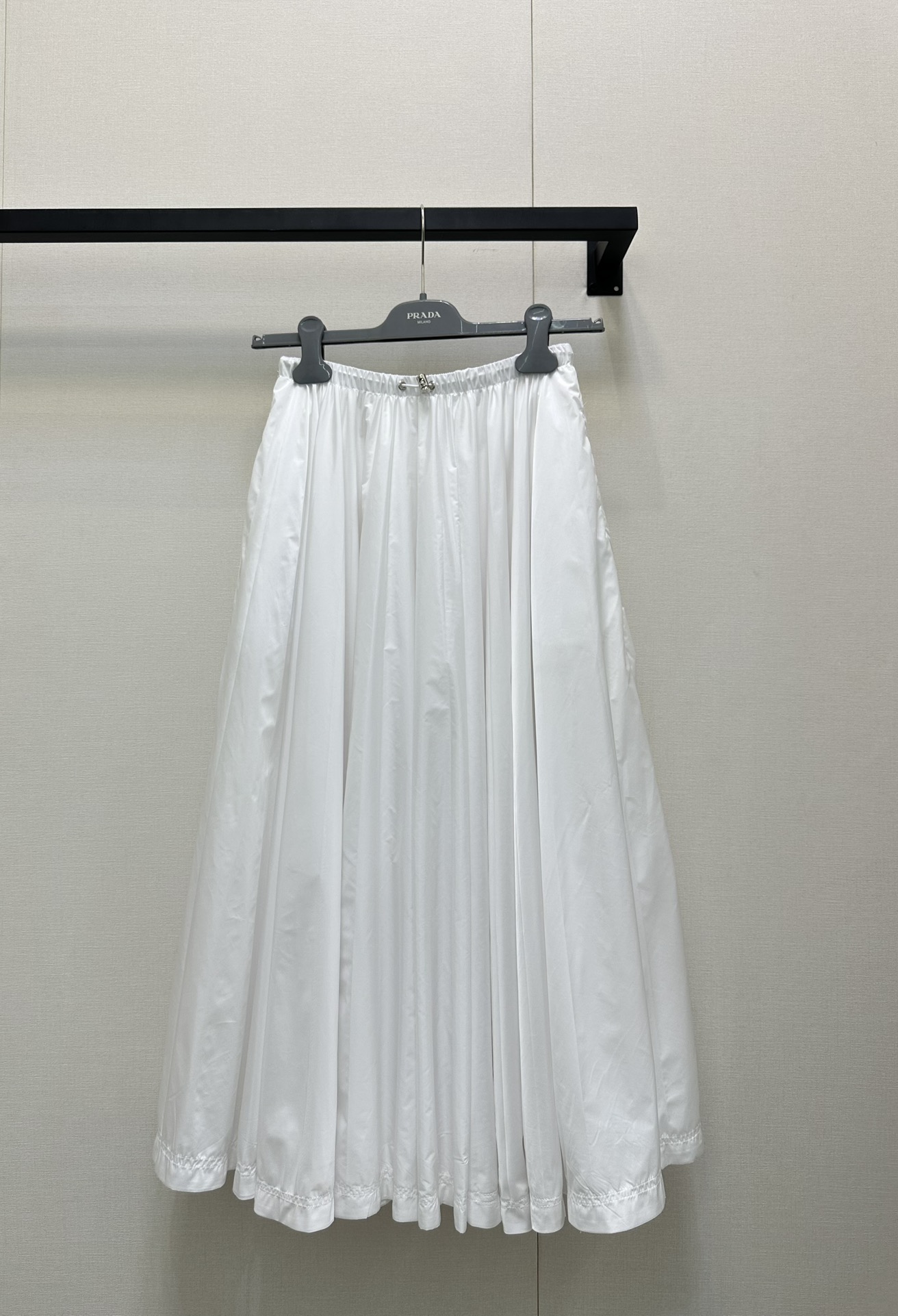 NO:448290,Prad* 25Ss early spring new style, elastic waist large hem skirt, double-sided tailoring, double-layer fabric cutting, full of weight!  Original development High-end production!  The customized version shows a sense of high-end and casualness. A visual feast. A versatile item that must be bought in all seasons. It has a great texture and is full of lazy style. The goddess must be a magical tool!  The style is versatile and not picky. It stretches the line proportions and makes the upper body beautiful!  The quality of workmanship depends on the details!  Spot SML big-ticket real shots, prada, skirts, alexander wang19860909Prad* 25Ss早春新款 松紧腰大摆裙,双面穿剪裁,双层面料裁剪 分量感十足！原版开发 高版出品！定制版型尽显高级随意感 视觉盛宴 四季必入的百搭单品 质感巨好,慵懒范儿十足 女神必入神器！版型百搭不挑人 拉长线条比例 上身美的不要不要的！做工品质看细节！现货 SML大货实拍,,prada,skirts,alexander wang,Women's clothing