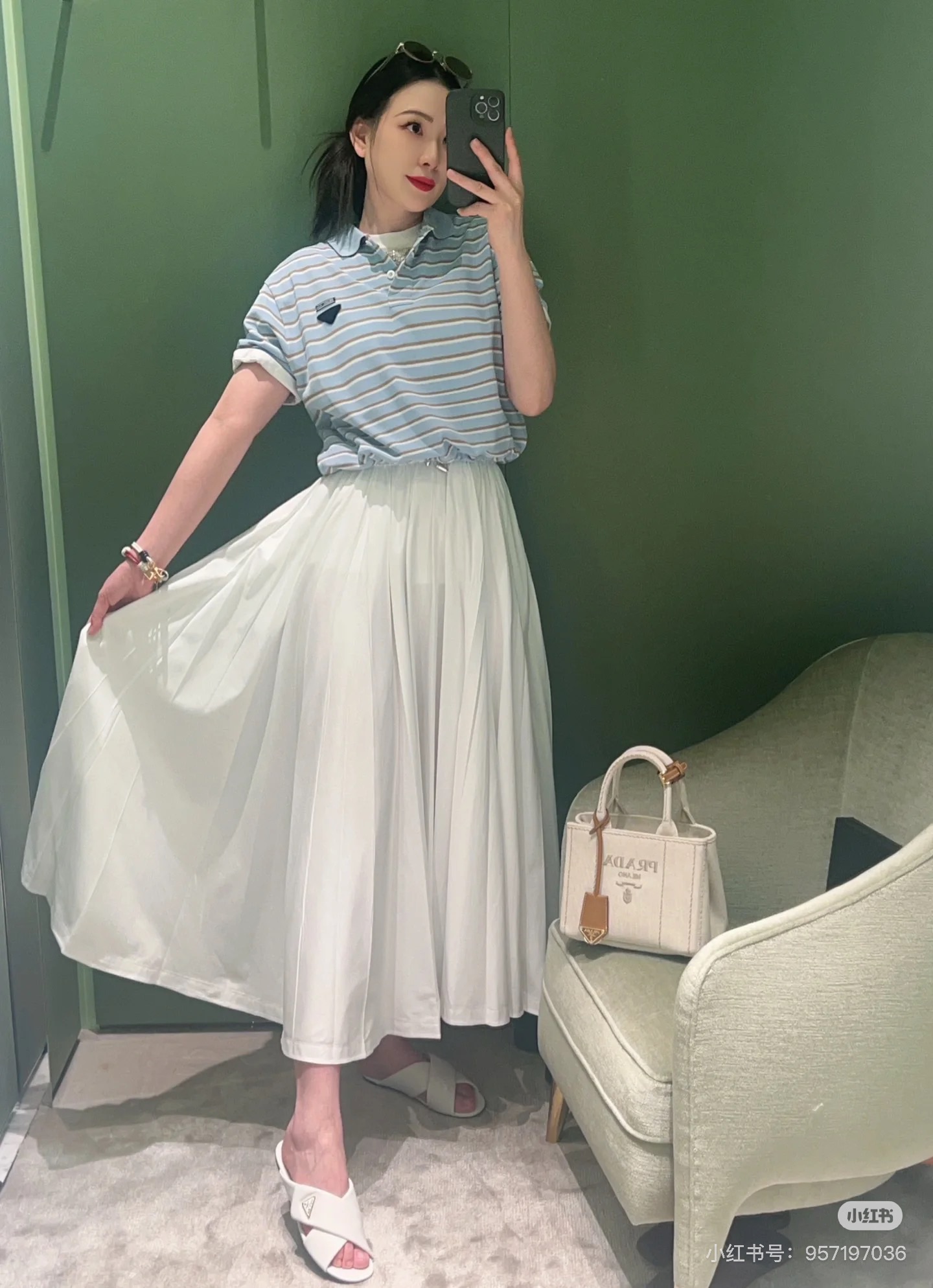 NO:448295,Prad* 25Ss early spring new style, elastic waist large hem skirt, double-sided tailoring, double-layer fabric cutting, full of weight!  Original development High-end production!  The customized version shows a sense of high-end and casualness. A visual feast. A versatile item that must be bought in all seasons. It has a great texture and is full of lazy style. The goddess must be a magical tool!  The style is versatile and not picky. It stretches the line proportions and makes the upper body beautiful!  The quality of workmanship depends on the details!  Spot SML, prada, skirts, alexander wang19860909Prad* 25Ss早春新款 松紧腰大摆裙,双面穿剪裁,双层面料裁剪 分量感十足！原版开发 高版出品！定制版型尽显高级随意感 视觉盛宴 四季必入的百搭单品 质感巨好,慵懒范儿十足 女神必入神器！版型百搭不挑人 拉长线条比例 上身美的不要不要的！做工品质看细节！现货 SML,,prada,skirts,alexander wang,Women's clothing