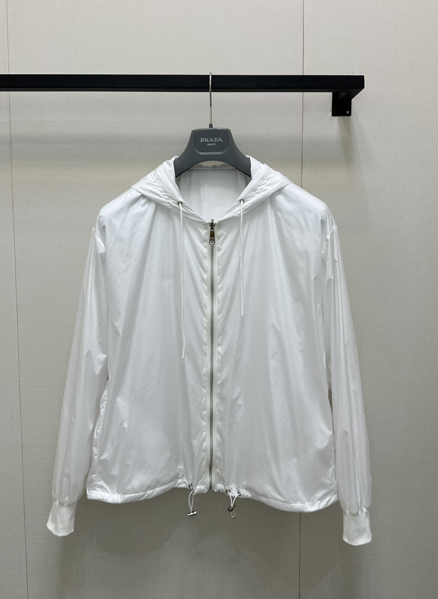 NO:448301,Prad*25Ss early spring new style. Double-sided tailoring, double-layer fabric cutting, Technological windproof fabric pure cotton fabric jacket. Original development, high-end production!  This windbreaker is made of eye-catching soft materials and is perfect for spring. The technical model is decorated with a full body, the same style for men and women ~ on-site sale SML large-scale real-time photos, prada, jackets & coats, alexander wang19860909Prad*25Ss早春新款.双面穿剪裁,双层面料裁剪 科技防风面料纯棉面料外套.原版开发 高版出品！这款风衣采用引人注目的柔和料 非常适合春天.该技术模型饰有通体 男女同款～现货发售 SML大货实拍,,prada,jackets & coats,alexander wang,Women's clothing