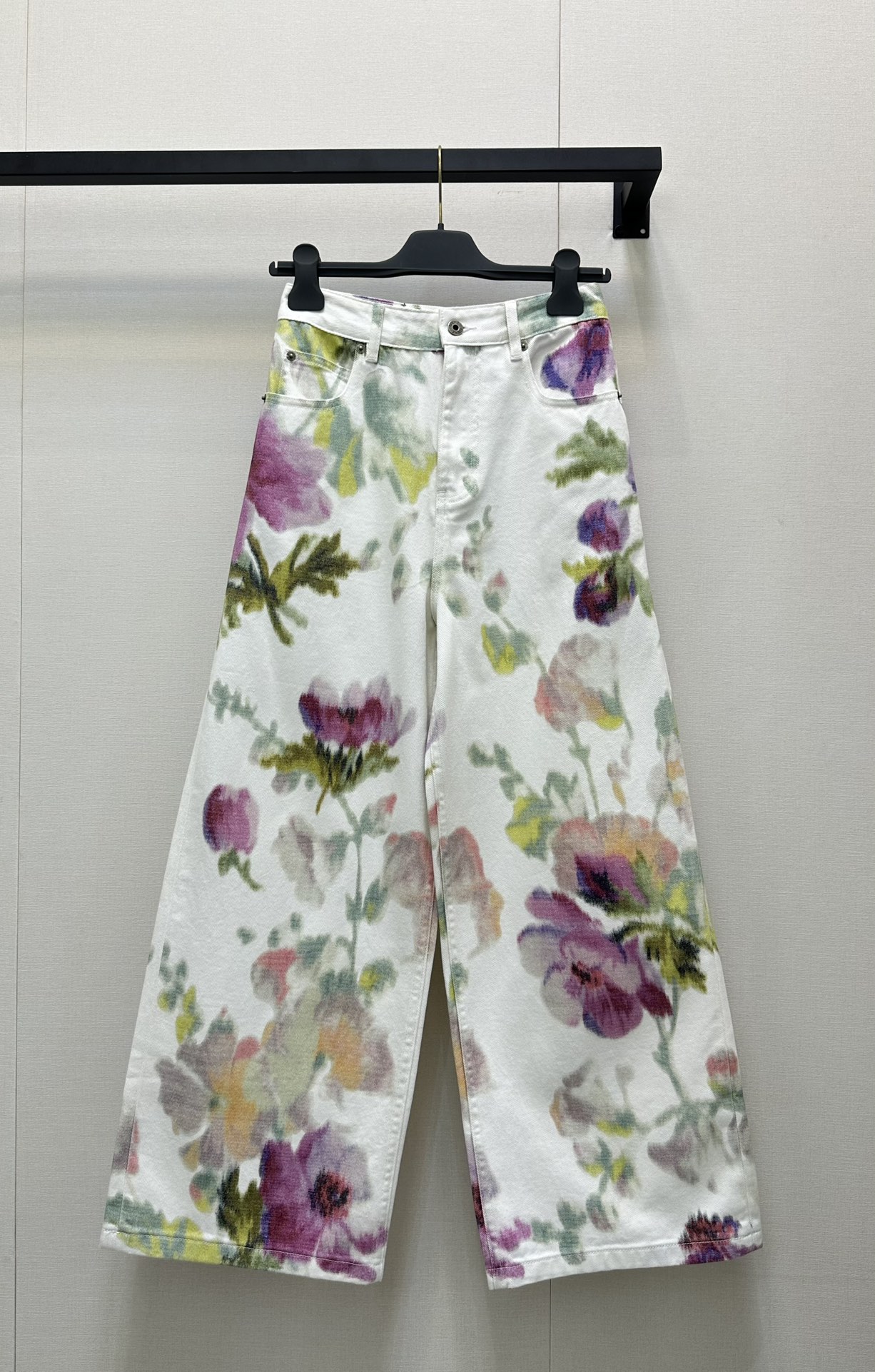 NO:449738,Loewe Early autumn printed pants Floral prints are so surprising, so eye-catching, the LOEWE summer wardrobe with bursting vitality and fun~ This Look is colorful~ The huge spring flower print is full of vitality and passion in the blur and hazy, which is super eye-catching. Suitable for modern and confident hot girls~ Liang Jie's high-quality outfit, lively and relaxed. Who knows it! Simple but not simple, exquisite and beautiful! So elegant and lively SML large-scale products, loewe, alexander wang19860909Loewe 早秋印花裤 花卉印花太惊讶了 好抢眼 活力迸发、妙趣横生的LOEWE夏日衣橱~这Look色彩斑斓~模糊朦胧中充满活力和激情超大朵丽春花印花,超级吸引眼球 适合摩登自信的辣妹~梁洁高质感穿搭 灵动又松弛 谁懂啊!简约不简单,精致美美哒! 好有气质好灵动 SML大货实拍,,loewe,alexander wang,Women's clothing