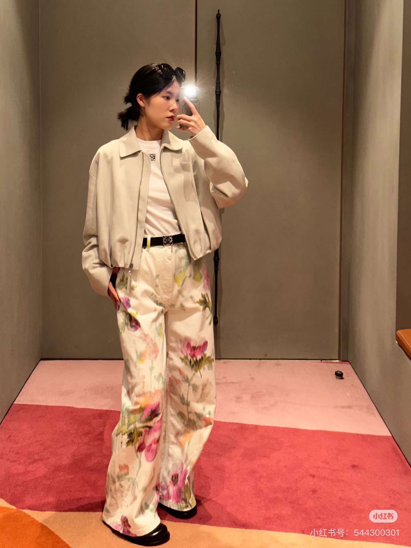 NO:449743,Loewe Early autumn printed pants Floral prints are so surprising, so eye-catching, the LOEWE summer wardrobe with bursts of vitality and fun~ This Look is colorful~ The huge spring flower print is full of vitality and passion in the blur and hazy, which is super eye-catching. Suitable for modern and confident hot girls~ Liang Jie's high-quality outfit is lively and relaxed. Who knows it! Simple but not simple, exquisite and beautiful! So elegant and lively SML,,loewe,alexander wang19860909Loewe 早秋印花裤 花卉印花太惊讶了 好抢眼 活力迸发、妙趣横生的LOEWE夏日衣橱~这Look色彩斑斓~模糊朦胧中充满活力和激情超大朵丽春花印花,超级吸引眼球 适合摩登自信的辣妹~梁洁高质感穿搭 灵动又松弛 谁懂啊!简约不简单,精致美美哒! 好有气质好灵动 SML,,loewe,alexander wang,Women's clothing