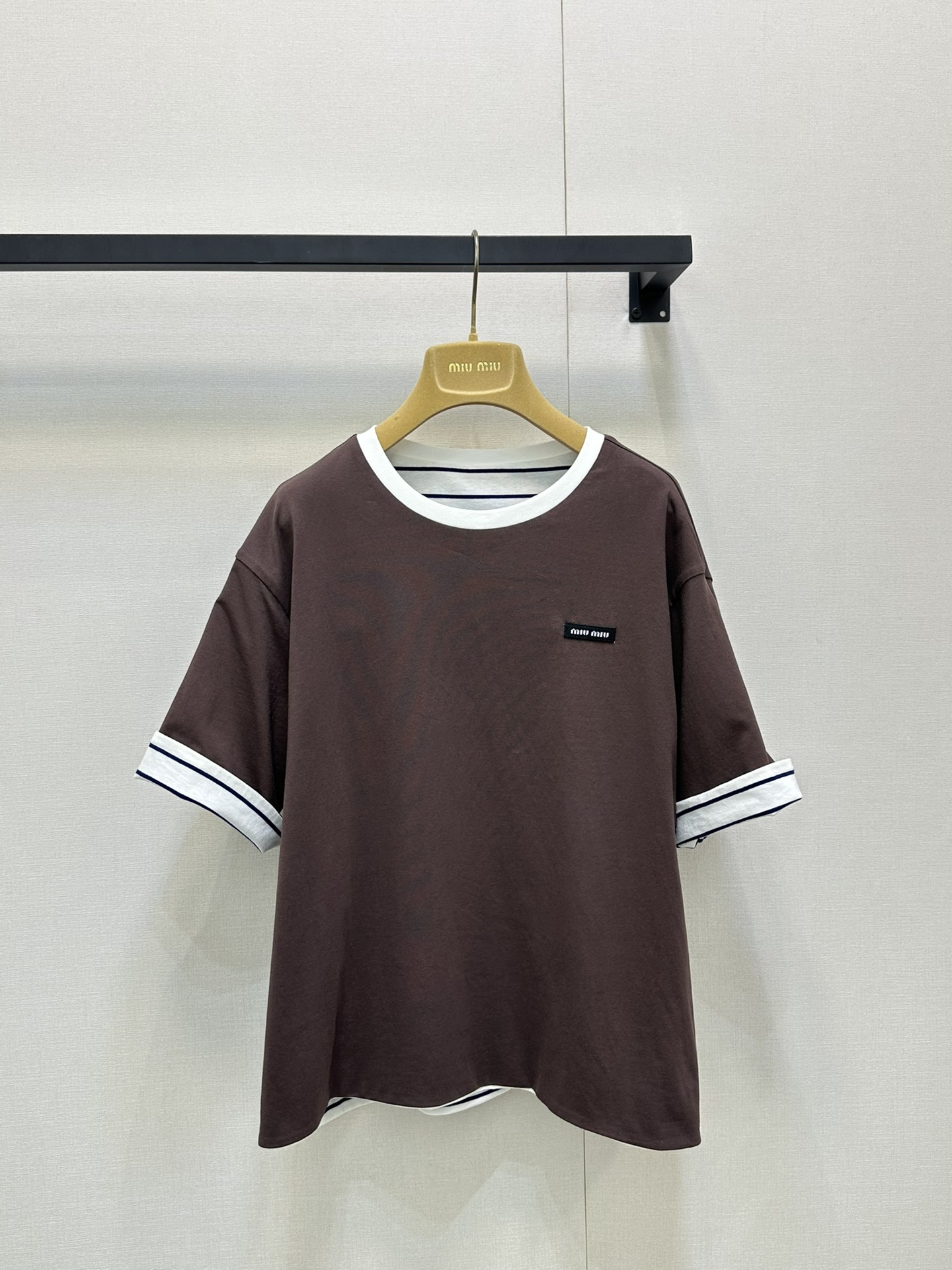 NO:449686,Miumi* 25Ss Spring and Summer New Style Wear Striped Round Neck Short Sleeve T-shirt on both sides. Original development!  High-end production!  Black and white stripes and brown design, the same style of men and women are stress-free!  Both sides are embellished with logo letters to highlight the brand’s classic charm value!  A must-have item for a practical and beautiful series!  The inner wear is stylish and stylish!  Spot SML double-sided wear, miumiu, T-shirt,tees, t-shirt,alexander wang19860909Miumi* 25Ss春夏新款 两面穿条纹圆领短袖T恤.原版开发！高版出品！黑白条纹搭配咖色设计,男女同款版型穿搭无压力！双面都做徽标字母图案点缀,突显品牌经典魅力价值！实穿又好看系列必入单品！单穿内搭都出彩时髦！现货 SML双面穿,,miumiu,T-shirt,tees，t-shirt,alexander wang,Women's clothing