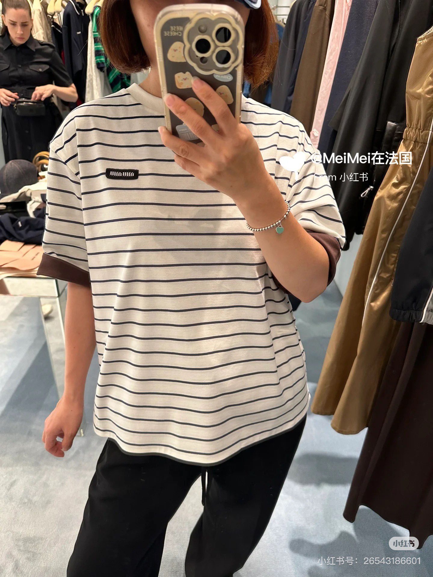 NO:449691,Miumi* 25Ss Spring and Summer New Style Wear Striped Round Neck Short Sleeve T-shirt on both sides. Original development!  High-end production!  Black and white stripes and brown design, the same style of men and women are stress-free!  Both sides are embellished with logo letters to highlight the brand’s classic charm value!  A must-have item for a practical and beautiful series!  The inner wear is stylish and stylish!  Spot SML, miumiu, T-shirt,tees, t-shirt,alexander wang19860909Miumi* 25Ss春夏新款 两面穿条纹圆领短袖T恤.原版开发！高版出品！黑白条纹搭配咖色设计,男女同款版型穿搭无压力！双面都做徽标字母图案点缀,突显品牌经典魅力价值！实穿又好看系列必入单品！单穿内搭都出彩时髦！现货 SML,,miumiu,T-shirt,tees，t-shirt,alexander wang,Women's clothing