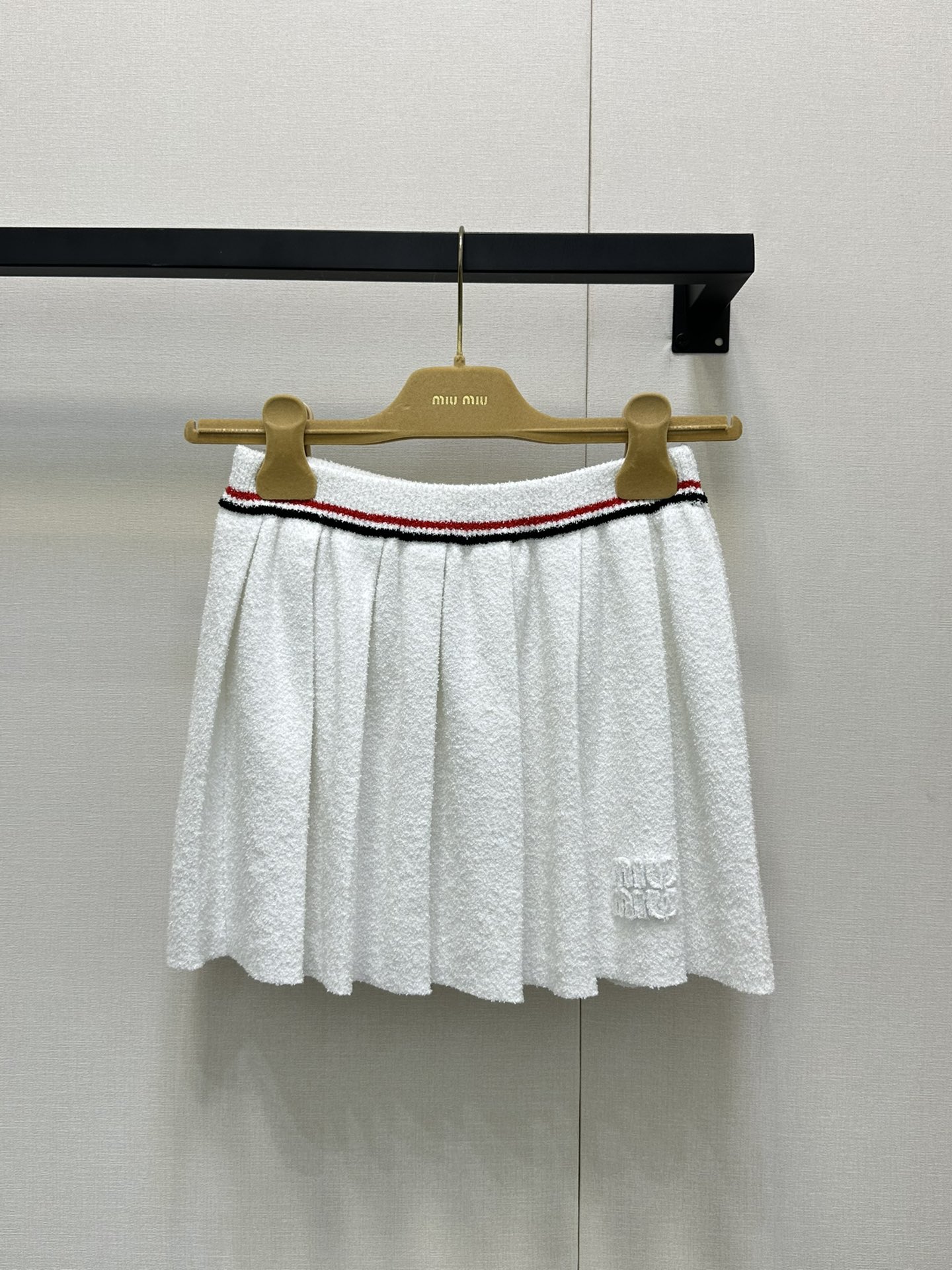 NO:449707,(Pleated Skirt) Miumi* 25Ss Spring and Summer New Pleated Skirt Academy Style Polo Collar Towel Face Material. Original Development High-Premium Production!  The impeccable fabric and excellent styling design are perfect for daily matching with various shorts, short skirts or wide-leg pants!  It will satisfy you the style you want to wear!  A perfect versatile king!  Huge slim!  Sisters all rushed for me!  Spot SML Recommended a set of real shots for large-scale goods, miumiu, skirts, shorts, alexander wang19860909（百褶裙）Miumi* 25Ss春夏新款 百褶裙学院风Polo领毛巾面材质.原版开发 高版出品！无可挑剔的面料搭配优秀的版型设计简直完美日常搭配各种短裤短裙或阔腿裤都很OK！你想要穿出的风格它都能满足你！妥妥的百搭王！巨显瘦！姐妹们都给我冲！现货 SML 推荐一套入大货实拍,,miumiu,skirts,shorts,alexander wang,Women's clothing