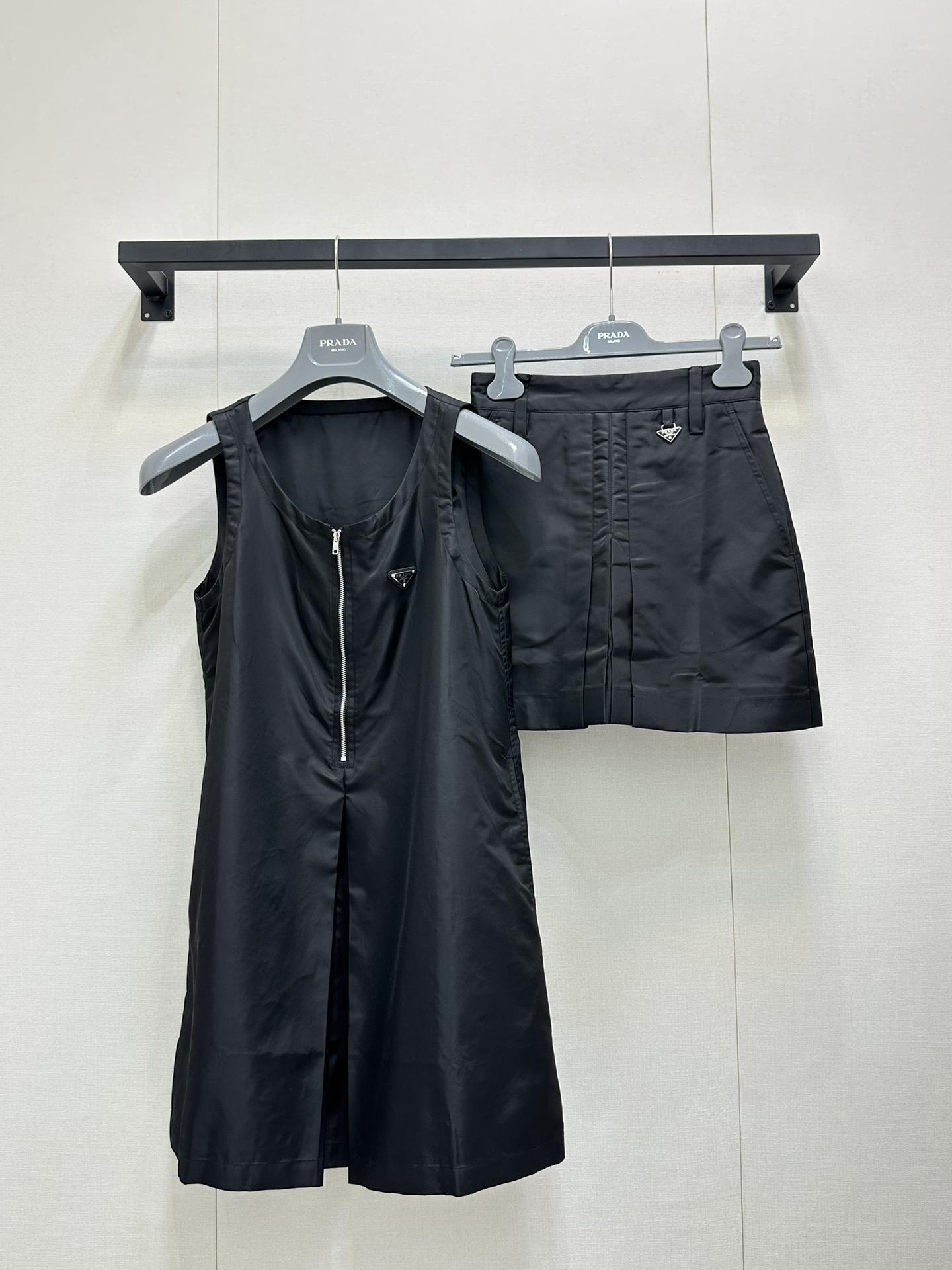 NO:449719,Prad* 25Ss spring and summer new style nylon zipper vest skirt. Original development High-end production!  Imported recycled nylon material is crisp and stylish. The large work pockets on the side not only add some design layering. The design of the vest skirt is breathable and sporty and energetic. The new knitted knitted is simple and durable. The sweet and cool style of commuting and dates is fashionable and high-end. Spot SML large-scale real shots, prada, skirts, alexander wang19860909Prad* 25Ss春夏新款 尼龙拉链背心裙.原版开发 高版出品！进口再生尼龙材质 挺括有型 侧边大大的工装口袋既增加了一些设计上的层次感 背心裙的设计更是换气运动活力搭配新款针织简约又耐看 通勤约会甜酷风穿搭 洋气显高 现货 SML大货实拍,,prada,skirts,alexander wang,Women's clothing