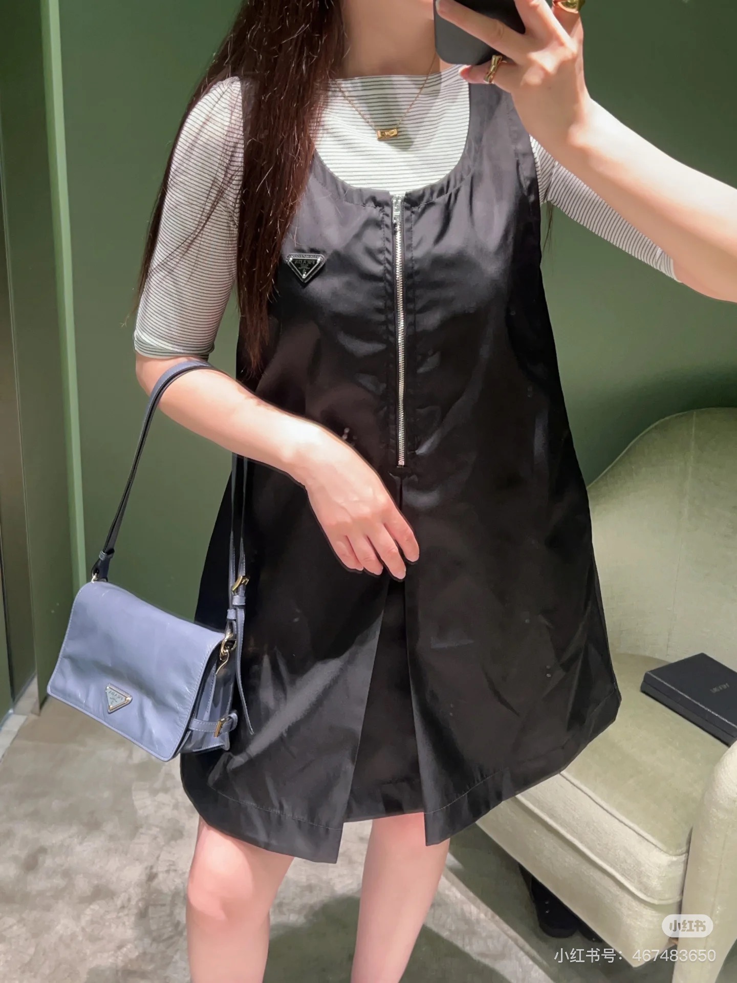 NO:449724,Prad* 25Ss spring and summer new style nylon zipper vest skirt. Original development High-end production!  Imported recycled nylon material is crisp and stylish. The large work pockets on the side not only add some design layering. The design of the vest skirt is breathable and sporty and energetic. The new knitted knit is simple and durable. The sweet and cool style of commuting and dates is fashionable and high-end. Spot SML, prada, skirts, alexander wang19860909Prad* 25Ss春夏新款 尼龙拉链背心裙.原版开发 高版出品！进口再生尼龙材质 挺括有型 侧边大大的工装口袋既增加了一些设计上的层次感 背心裙的设计更是换气运动活力搭配新款针织简约又耐看 通勤约会甜酷风穿搭 洋气显高 现货 SML,,prada,skirts,alexander wang,Women's clothing