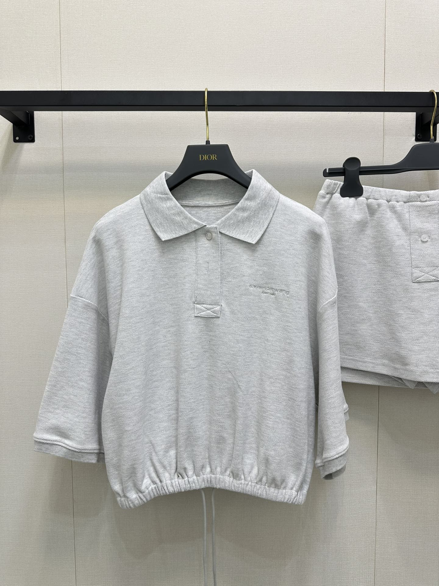 NO:449748,(Top) Alexand*r wang 25Ss spring and summer new style micro-label embroidered bead floor cotton polo shirt + skirt and pants suit. Original development!  High-end production!  Made of soft bead flooring fabric, decorated with brand logo embroidery, drawstring elastic hem, short waist-hugging style to modify the figure, polo neckline, button opening and closing, recommended set to enter stock, SML large-scale real shot, skirts, alexander wang19860909（上衣）Alexand*r wang 25Ss春夏新款 微标刺绣珠地棉polo衫+裙裤套装.原版开发！高版出品！采用柔软珠地棉面料制作 饰有品牌标识刺绣 抽绳松紧下摆 短款收腰版型修饰身材 polo领口 纽扣开合 推荐一套入现货 SML大货实拍,,skirts,alexander wang,Women's clothing