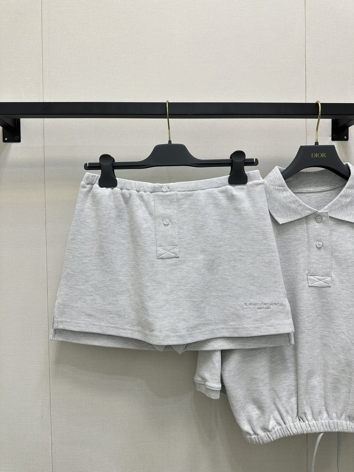 NO:449753,(Pants and skirts) Alexand*r wang 25Ss spring and summer new style micro-label embroidered bead floor cotton polo shirt + skirt and panties suit. Original development!  High-end production!  Made of soft bead flooring fabric, decorated with brand logo embroidery, drawstring elastic hem, short waist-hugging style to modify the figure, polo neckline, button opening and closing, recommended set to enter stock, SML large-scale real shot, skirts, alexander wang19860909（裤裙）Alexand*r wang 25Ss春夏新款 微标刺绣珠地棉polo衫+裙裤套装.原版开发！高版出品！采用柔软珠地棉面料制作 饰有品牌标识刺绣 抽绳松紧下摆 短款收腰版型修饰身材 polo领口 纽扣开合 推荐一套入现货 SML大货实拍,,skirts,alexander wang,Women's clothing