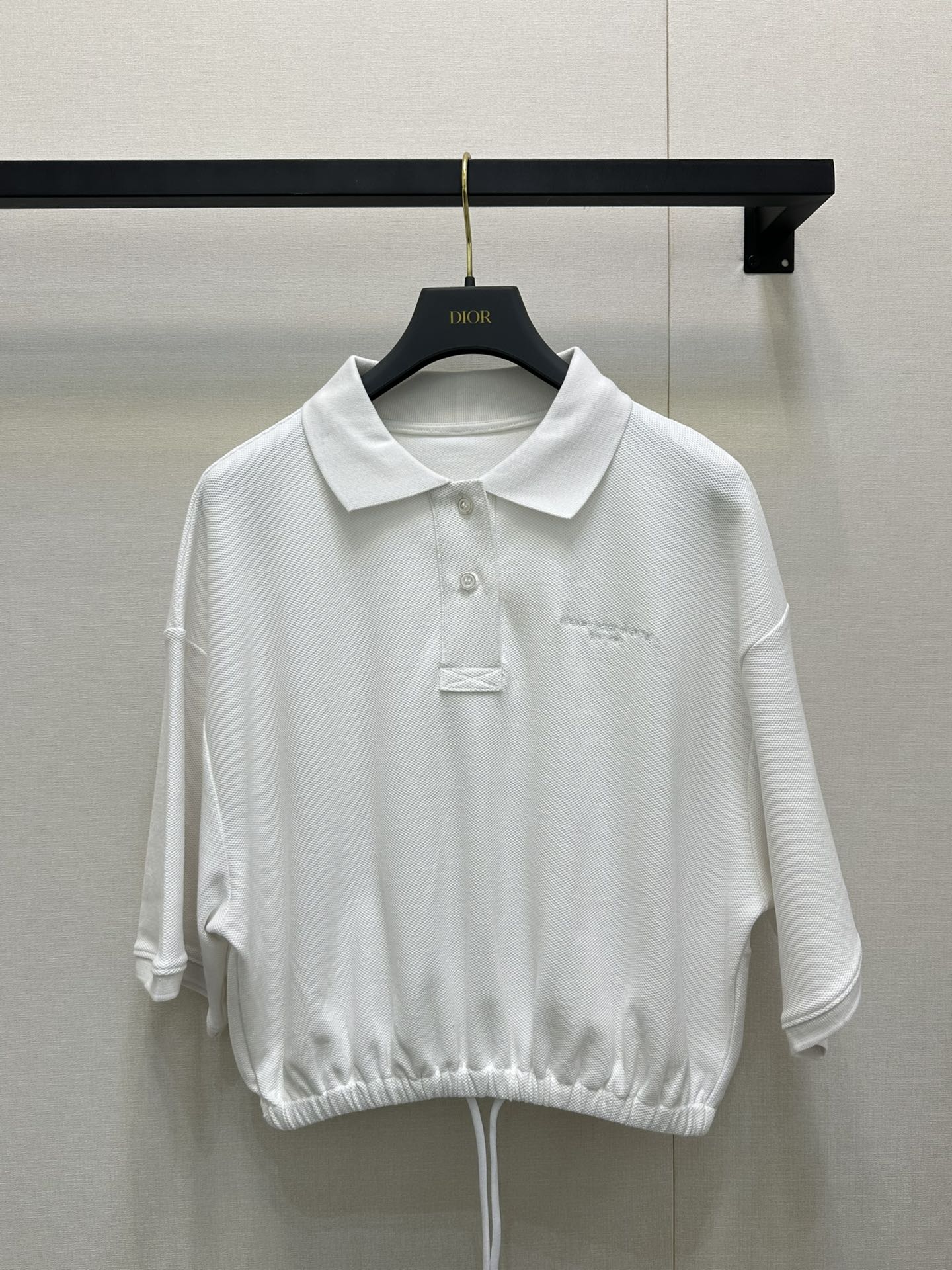 NO:449715,(Top) Alexand*r wang 25Ss spring and summer new style micro-label embroidered bead floor cotton polo shirt + skirt and pants suit. Original development!  High-end production!  Made of soft bead flooring fabric, decorated with brand logo embroidery, drawstring elastic hem, short waist-hugging style to modify the figure, polo neckline, button opening and closing, recommended set to enter stock, SML large-scale real shot, skirts, alexander wang19860909（上衣）Alexand*r wang 25Ss春夏新款 微标刺绣珠地棉polo衫+裙裤套装.原版开发！高版出品！采用柔软珠地棉面料制作 饰有品牌标识刺绣 抽绳松紧下摆 短款收腰版型修饰身材 polo领口 纽扣开合 推荐一套入现货 SML大货实拍,,skirts,alexander wang,Women's clothing