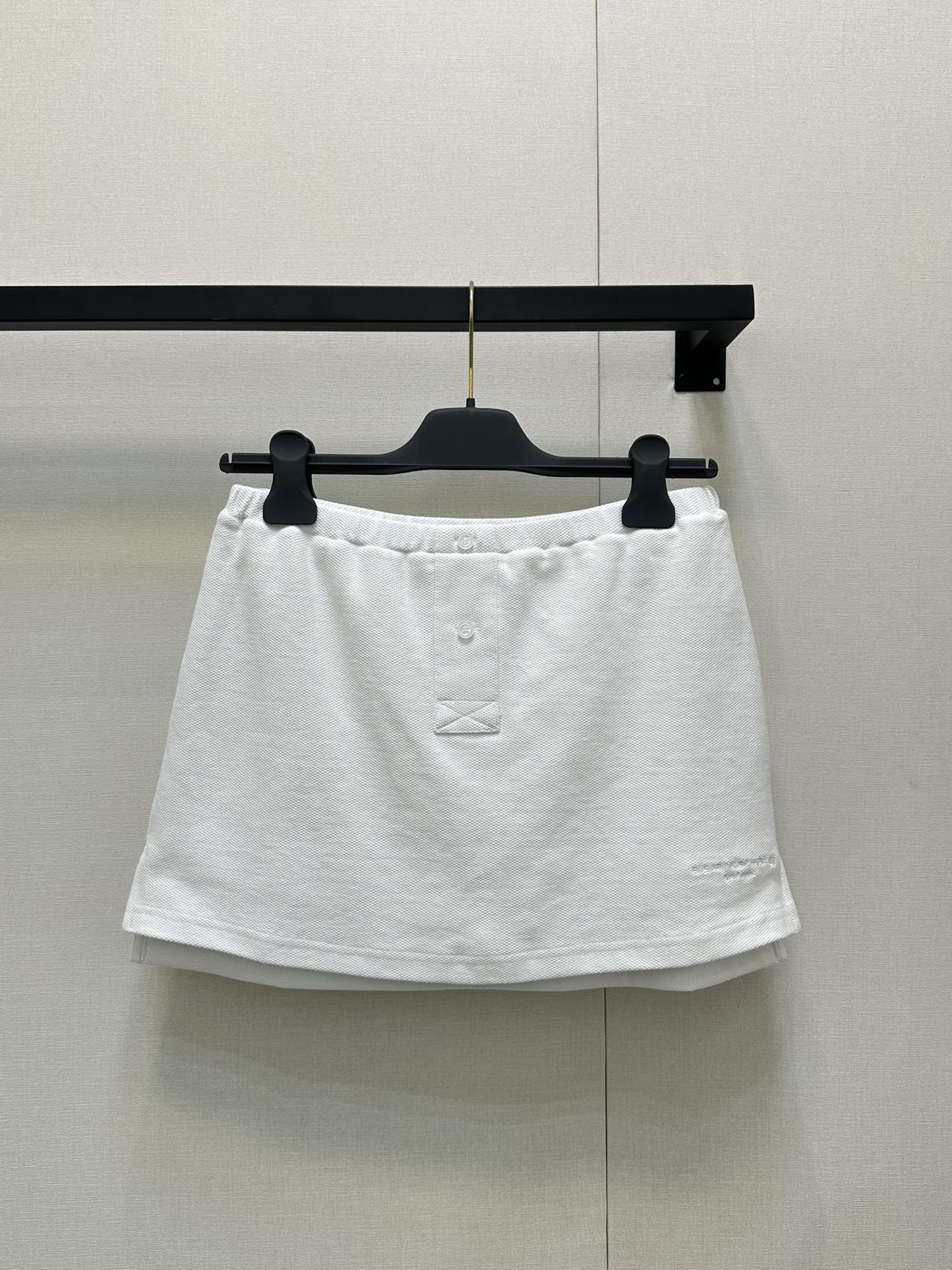 NO:449720,(Pants and skirts) Alexand*r wang 25Ss spring and summer new style micro-label embroidered bead floor cotton polo shirt + skirt and panties suit. Original development!  High-end production!  Made of soft bead flooring fabric, decorated with brand logo embroidery, drawstring elastic hem, short waist-hugging style to modify the figure, polo neckline, button opening and closing, recommended set to enter stock, SML large-scale real shot, skirts, alexander wang19860909（裤裙）Alexand*r wang 25Ss春夏新款 微标刺绣珠地棉polo衫+裙裤套装.原版开发！高版出品！采用柔软珠地棉面料制作 饰有品牌标识刺绣 抽绳松紧下摆 短款收腰版型修饰身材 polo领口 纽扣开合 推荐一套入现货 SML大货实拍,,skirts,alexander wang,Women's clothing