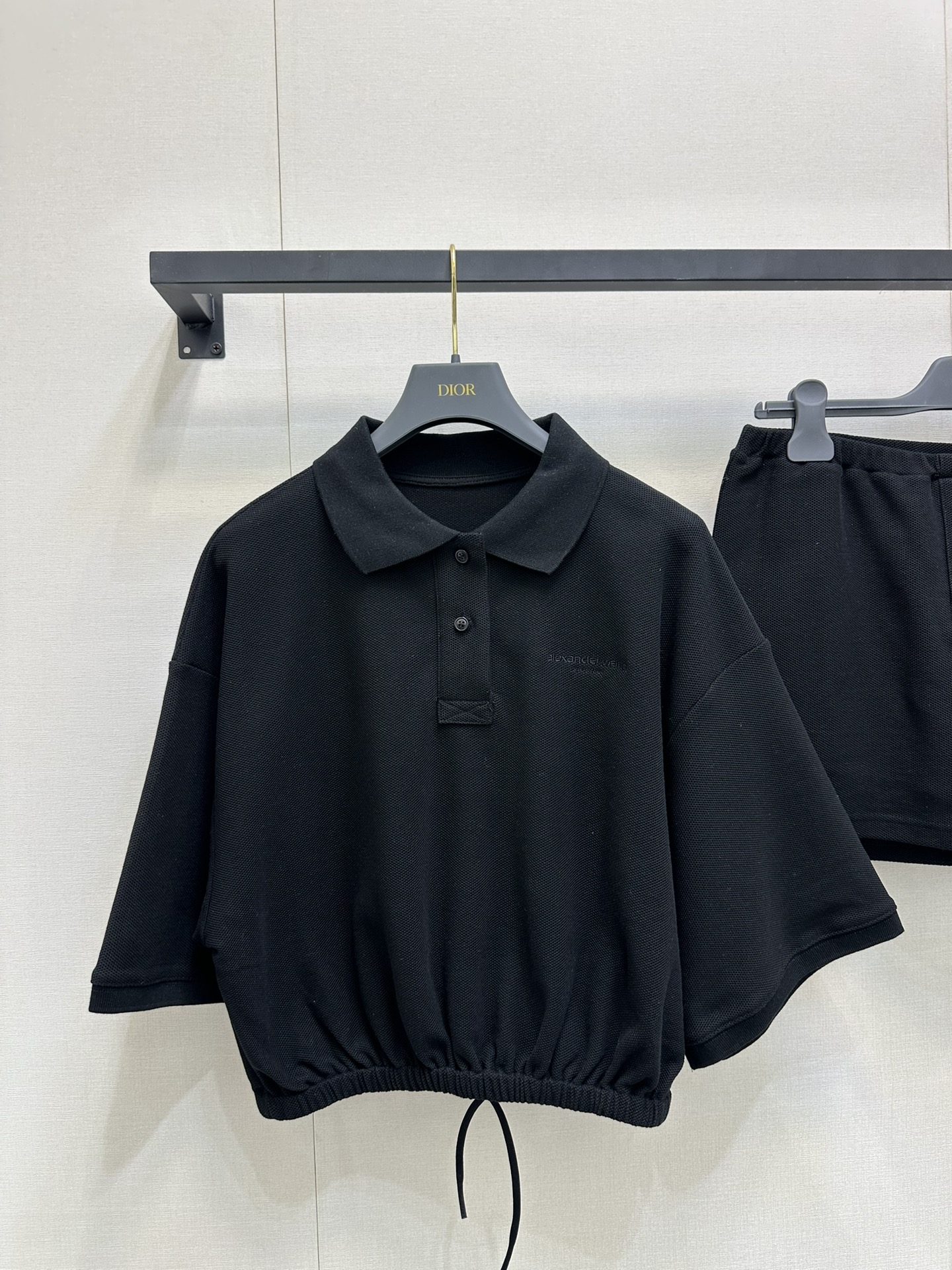 NO:449730,(Top) Alexand*r wang 25Ss spring and summer new style micro-label embroidered bead floor cotton polo shirt + skirt and pants suit. Original development!  High-end production!  Made of soft bead flooring fabric, decorated with brand logo embroidery, drawstring elastic hem, short waist-hugging style to modify the figure, polo neckline, button opening and closing, recommended set to enter stock, SML large-scale real shot, skirts, alexander wang19860909（上衣）Alexand*r wang 25Ss春夏新款 微标刺绣珠地棉polo衫+裙裤套装.原版开发！高版出品！采用柔软珠地棉面料制作 饰有品牌标识刺绣 抽绳松紧下摆 短款收腰版型修饰身材 polo领口 纽扣开合 推荐一套入现货 SML大货实拍,,skirts,alexander wang,Women's clothing