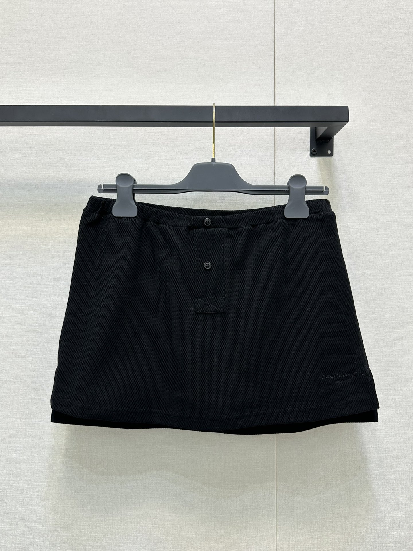 NO:449735,(Pants and skirts) Alexand*r wang 25Ss spring and summer new style micro-label embroidered bead floor cotton polo shirt + skirt and panties suit. Original development!  High-end production!  Made of soft bead flooring fabric, decorated with brand logo embroidery, drawstring elastic hem, short waist-hugging style to modify the figure, polo neckline, button opening and closing, recommended set to enter stock, SML large-scale real shot, skirts, alexander wang19860909（裤裙）Alexand*r wang 25Ss春夏新款 微标刺绣珠地棉polo衫+裙裤套装.原版开发！高版出品！采用柔软珠地棉面料制作 饰有品牌标识刺绣 抽绳松紧下摆 短款收腰版型修饰身材 polo领口 纽扣开合 推荐一套入现货 SML大货实拍,,skirts,alexander wang,Women's clothing