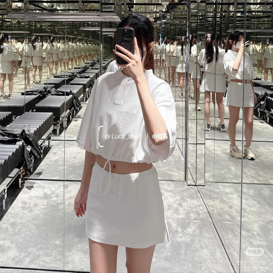 NO:449725,(Top) (Trousers and Skirts) Alexand*r wang 25Ss Spring and Summer New Style Micro-label Embroidered Bead Floor Polo Shirt + Skirts and Skirts Set. Original Development!  High-end production!  Made of soft bead flooring fabric, decorated with brand logo embroidery, drawstring elastic hem, short waist-hugging style to modify the figure, polo neckline, button opening and closing, recommended set to stock SML, skirts, alexander wang19860909（上衣）（裤裙）Alexand*r wang 25Ss春夏新款 微标刺绣珠地棉polo衫+裙裤套装.原版开发！高版出品！采用柔软珠地棉面料制作 饰有品牌标识刺绣 抽绳松紧下摆 短款收腰版型修饰身材 polo领口 纽扣开合 推荐一套入现货 SML,,skirts,alexander wang,Women's clothing