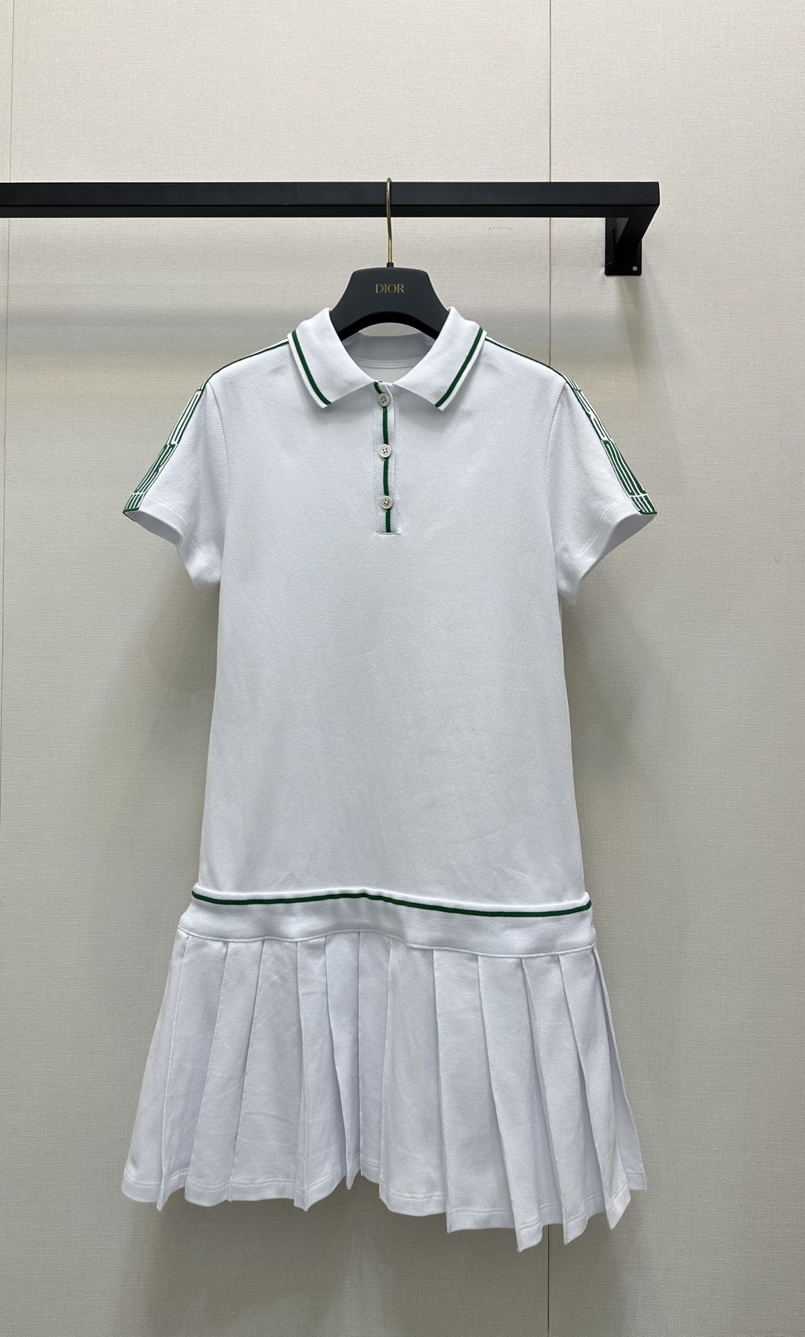 NO:451014,2025 spring and summer new tennis series green webbing spliced ​​polo collar short-sleeved pleated dress. It is made of red cotton, which is skin-friendly and comfortable and breathable. The classic Polo collar design is matched with green and white striped decoration, and the retro charm and fashion sense blends, highlighting the brand's unique style. Add highlights to the overall shape. The pleated design at the hem of the skirt is like a lively note, swaying with the pace, releasing a romantic atmosphere. SML large-scale real shot, skirts, T-shirt, alexander wang198609092025春夏新款网球系列绿色织带拼接polo领短袖百褶连衣裙.采用朱地全棉材质,亲肤舒适,透气性佳.经典Polo领设计,搭配绿白相间的条纹装饰,复古韵味与时尚感交融,彰显品牌独特格调.为整体造型增添亮点.裙摆处的百褶设计,似灵动音符,随着步伐摇曳生姿,释放浪漫气息. SML大货实拍,,skirts,T-shirt,alexander wang,Women's clothing