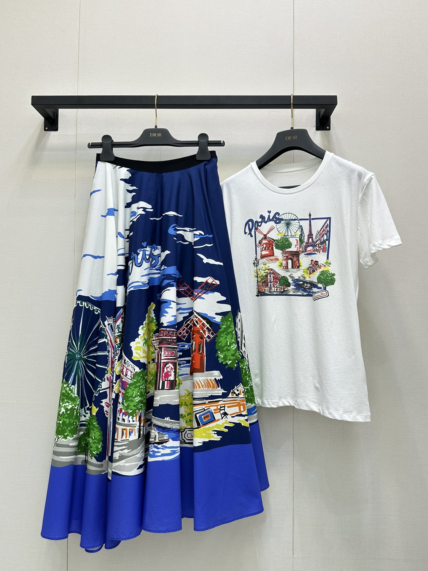 NO:450984,Dio*2025 new printed city street view skirt Customized YB imported silk silk silk silk material, texture shiny, smooth and comfortable, high-waist skirt cut, micro A-shaped pleated umbrella-shaped large swing design, the upper body is full of lazy style, hand-painted city street view and letter logo elements, echoing the refreshing vacation atmosphere of the hot summer, items that can be used for daily commuting and vacation, easy to wear and bring out a fashionable feeling, accurate version SML large-scale goods real shot, dior, skirts, alexander wang19860909Dio*2025新品印花城市街景半裙 定制YB进口丝蚕稠材质 质感光泽 垂顺舒适 高腰半身裙剪裁 微A字压褶伞状大摆设计 上身充满慵懒风情气息 通体满印手绘感城市街景和字母徽标元素 呼应炎炎夏日的清爽度假气息 日常通勤度假都可驾驭的单品 轻松穿搭出洋气感 认准版本 SML大货实拍,,dior,skirts,alexander wang,Women's clothing