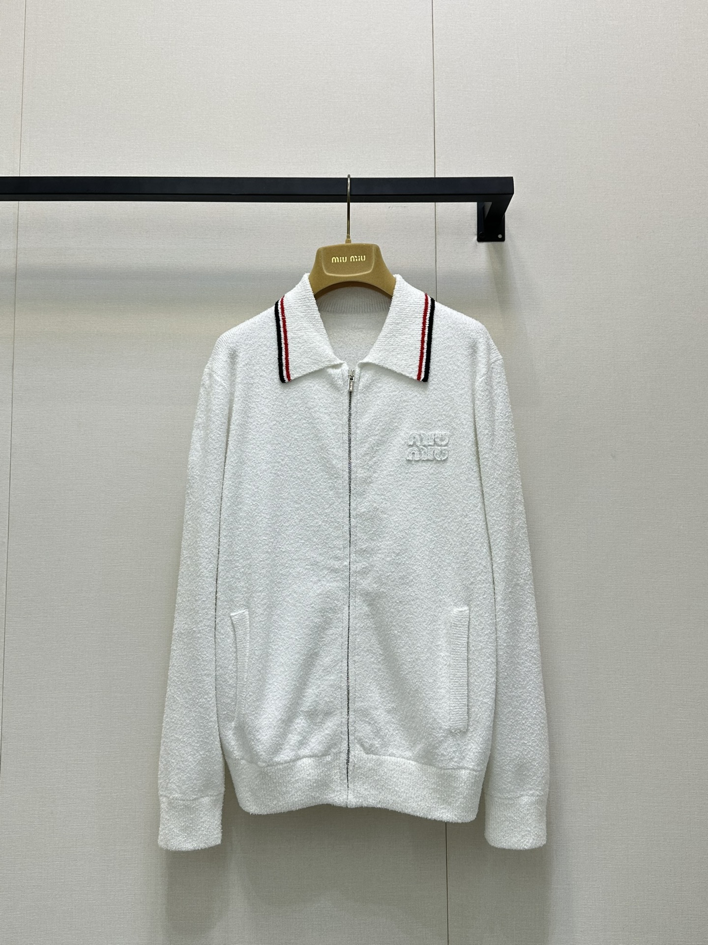 NO:451055,(Coat) Miumi* 25Ss Spring and Summer New Style Pleated Skirt Academy Style Polo Collar Towel Face Material. Original Development High-Premium Production!  The impeccable fabric and excellent styling design are perfect for daily matching with various shorts, short skirts or wide-leg pants!  It will satisfy you the style you want to wear!  A perfect versatile king!  Huge slim!  Sisters all rushed for me!  Spot SML Recommended a set of real shots for large-scale goods, miumiu, skirts, shorts, jackets & coats, alexander wang19860909（外套）Miumi* 25Ss春夏新款 百褶裙学院风Polo领毛巾面材质.原版开发 高版出品！无可挑剔的面料搭配优秀的版型设计简直完美日常搭配各种短裤短裙或阔腿裤都很OK！你想要穿出的风格它都能满足你！妥妥的百搭王！巨显瘦！姐妹们都给我冲！现货 SML 推荐一套入大货实拍,,miumiu,skirts,shorts,jackets & coats,alexander wang,Women's clothing