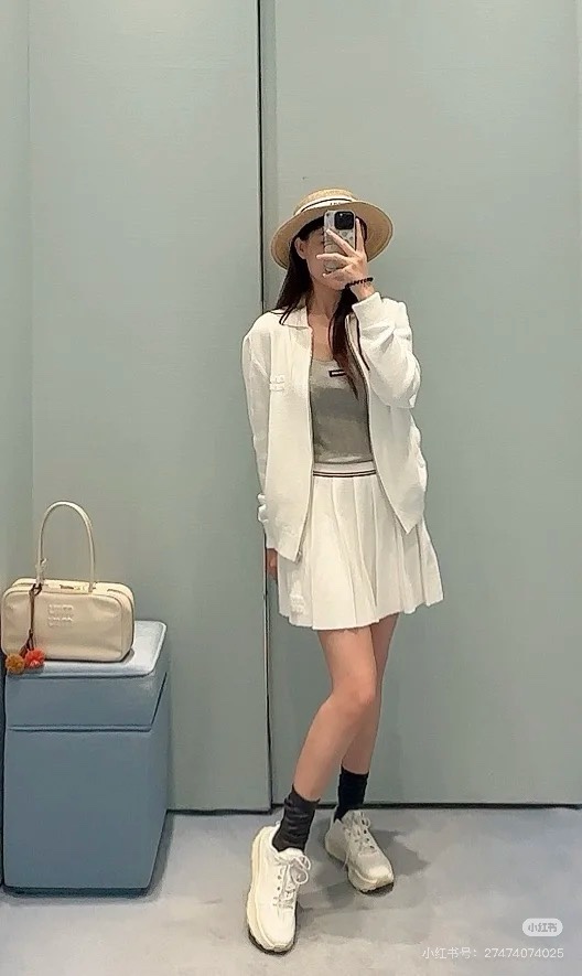 NO:451060,(Coat) Miumi* 25Ss Spring and Summer New Style Pleated Skirt Academy Style Polo Collar Towel Face Material. Original Development High-Premium Production!  The impeccable fabric and excellent styling design are perfect for daily matching with various shorts, short skirts or wide-leg pants!  It will satisfy you the style you want to wear!  A perfect versatile king!  Huge slim!  Sisters all rushed for me!  Spot SML Recommended Set, Miumiu, skirts, shorts, jackets & coats, alexander wang19860909（外套）Miumi* 25Ss春夏新款 百褶裙学院风Polo领毛巾面材质.原版开发 高版出品！无可挑剔的面料搭配优秀的版型设计简直完美日常搭配各种短裤短裙或阔腿裤都很OK！你想要穿出的风格它都能满足你！妥妥的百搭王！巨显瘦！姐妹们都给我冲！现货 SML 推荐一套入,,miumiu,skirts,shorts,jackets & coats,alexander wang,Women's clothing