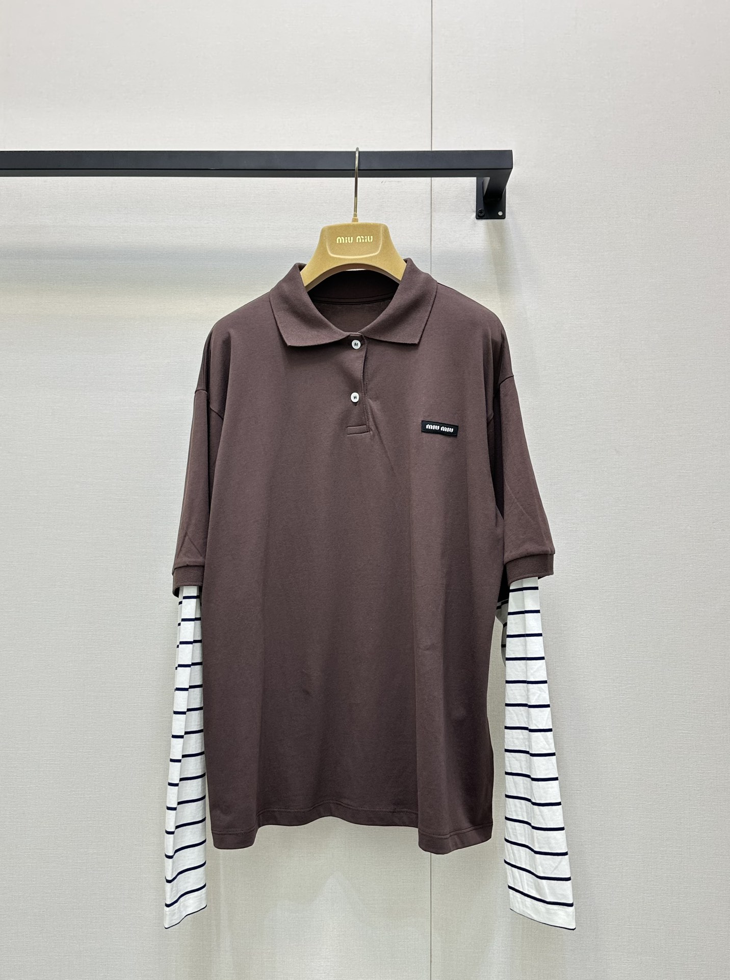 NO:451027,Miumi* 25Fw early autumn new style college style spliced ​​striped fake two-piece long-sleeved T-shirt. Original development!  High-end production!  Two must-have items for wardrobe!  Simple yet stylish!  A very personalized design style!  A long-sleeved T-style photo shoot that makes a great comedy!  Full of fashion sense!  Classic and pleasing to the eye, people want to have it at first sight~ It is a concave shape that makes it look good and easy to wear on the street~ loose style~ spot SML real shots, miumiu, tees, t-shirt, alexander wang19860909Miumi* 25Fw早秋新款 学院风拼接条纹假两件长袖T恤.原版开发！高版出品！衣柜必备款假两件来咯！简单又不失格调！个性十足的设计风格！出街拍照非常出片的一款长袖T！时髦感十足！经典又耐看让人一看就想拥有～凹起造型来妥妥的好看轻松穿出街头感～宽松版型～现货 SML大货实拍,,miumiu,tees，t-shirt,alexander wang,Women's clothing