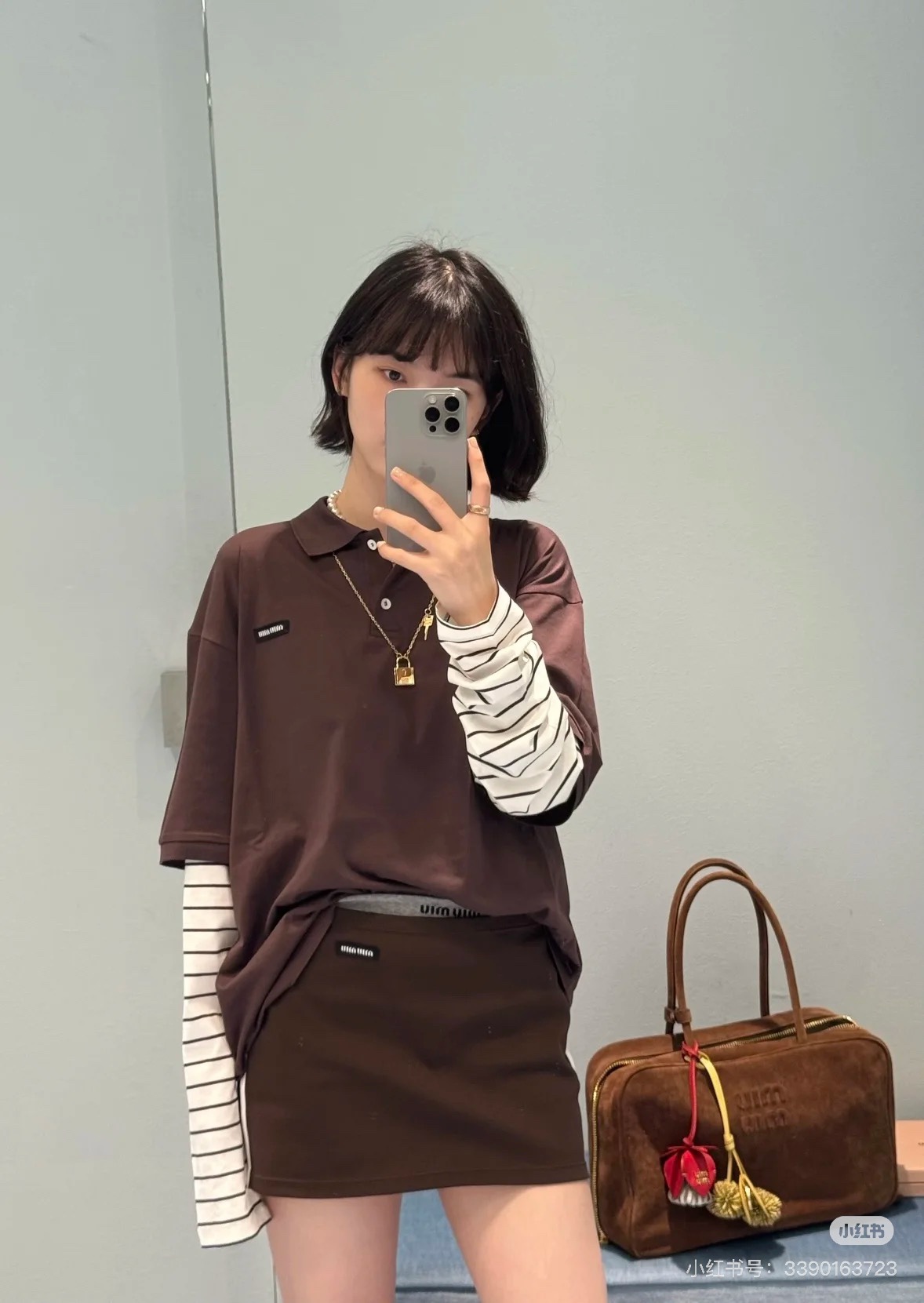 NO:451032,Miumi* 25Fw early autumn new style college style spliced ​​striped fake two-piece long-sleeved T-shirt. Original development!  High-end production!  Two must-have items for wardrobe!  Simple yet stylish!  A very personalized design style!  A long-sleeved T-style photo shoot that makes a great comedy!  Full of fashion sense!  Classic and pleasing to the eye, people want to have it at first sight~ The concave shape is perfect and easy to wear to the street feel~ The loose style~ SML, miumiu,tees, t-shirt, alexander wang19860909Miumi* 25Fw早秋新款 学院风拼接条纹假两件长袖T恤.原版开发！高版出品！衣柜必备款假两件来咯！简单又不失格调！个性十足的设计风格！出街拍照非常出片的一款长袖T！时髦感十足！经典又耐看让人一看就想拥有～凹起造型来妥妥的好看轻松穿出街头感～宽松版型～现货 SML,,miumiu,tees，t-shirt,alexander wang,Women's clothing