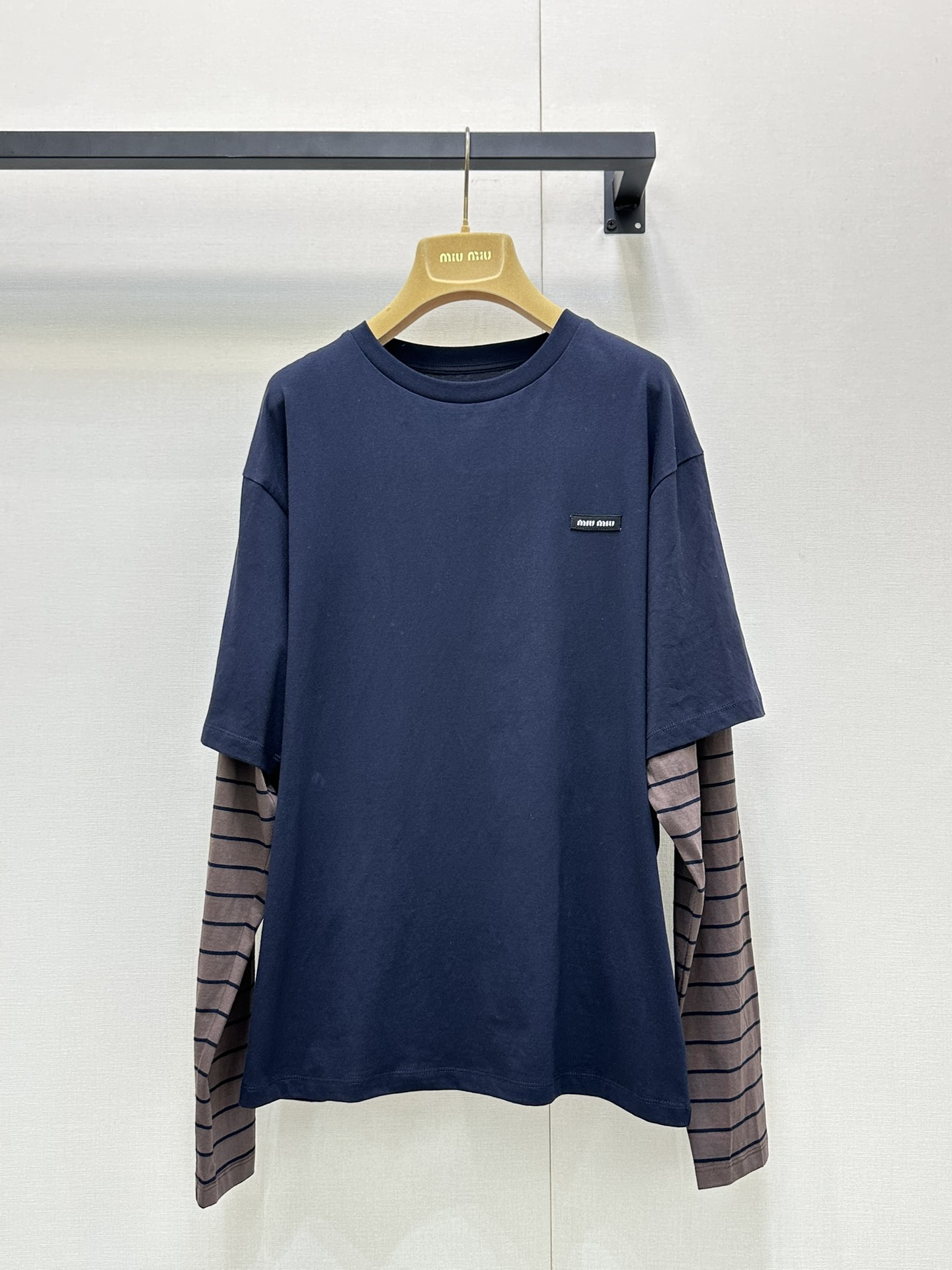 NO:451036,Miumi* 25Fw early autumn new style, college style navy blue spliced ​​stripes fake two-piece long-sleeved T-shirt. Original development!  High-end production!  Two must-have items for wardrobe!  Simple yet stylish!  A very personalized design style!  A long-sleeved T-style photo shoot that makes a great comedy!  Full of fashion sense!  Classic and pleasing to the eye, people want to have it at first sight~ It is a concave shape that makes it look good and easy to wear on the street~ loose style~ spot SML real shots, miumiu, tees, t-shirt, alexander wang19860909Miumi* 25Fw早秋新款 学院风藏蓝色拼接条纹假两件长袖T恤.原版开发！高版出品！衣柜必备款假两件来咯！简单又不失格调！个性十足的设计风格！出街拍照非常出片的一款长袖T！时髦感十足！经典又耐看让人一看就想拥有～凹起造型来妥妥的好看轻松穿出街头感～宽松版型～现货 SML大货实拍,,miumiu,tees，t-shirt,alexander wang,Women's clothing
