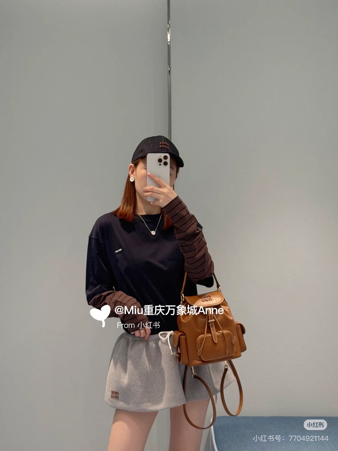 NO:451041,Miumi* 25Fw early autumn new style, college style navy blue spliced ​​stripes fake two-piece long-sleeved T-shirt. Original development!  High-end production!  Two must-have items for wardrobe!  Simple yet stylish!  A very personalized design style!  A long-sleeved T-shirt that makes a great photo shoot when taking pictures on the street!  Full of fashion sense!  Classic and pleasing to the eye, people want to have it at first sight~ The concave shape is perfect and easy to wear to the street feel~ The loose style~ SML, miumiu,tees, t-shirt, alexander wang19860909Miumi* 25Fw早秋新款 学院风藏蓝色拼接条纹假两件长袖T恤.原版开发！高版出品！衣柜必备款假两件来咯！简单又不失格调！个性十足的设计风格！出街拍照非常出片的一款长袖T！时髦感十足！经典又耐看让人一看就想拥有～凹起造型来妥妥的好看轻松穿出街头感～宽松版型～现货 SML,,miumiu,tees，t-shirt,alexander wang,Women's clothing