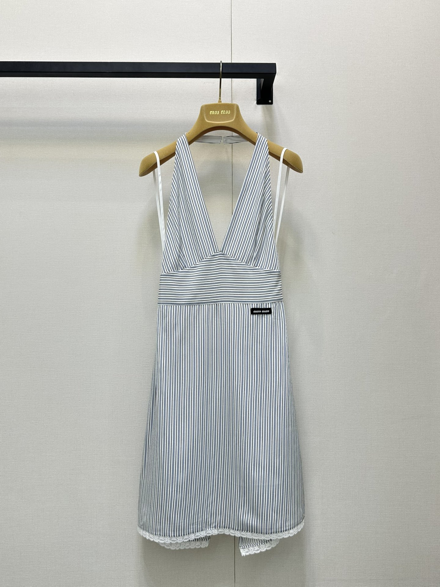 NO:451016,*25new hem lace silk suspender neck skirt must have a vacation item~ a must-have artifact for taking photos. Exclusively customized imported yb mulberry silk material, imported material has a silk-like drooping feeling!  The lace on the hem is mature enough, and the classic logo letter pattern matches, highlighting the charm of the brand concept 1:1 Super style. The latest summer items are recognized as exclusive and high-end versions. SML large-scale real shots, skirts, real silk, alexander wang19860909*25new下摆蕾丝花边真丝吊带挂脖裙度假必备单品～拍照必出片神器 独家定制进口yb桑蚕丝材质,进口材质自带丝绸般的垂感！下摆蕾丝花边轻熟度拿捏到位,经典徽标字母图案搭配,彰显品牌理念魅力1:1超赞版型 夏季最新单品 认准独家高版本 现货 SML大货实拍,,skirts,real silk,alexander wang,Women's clothing