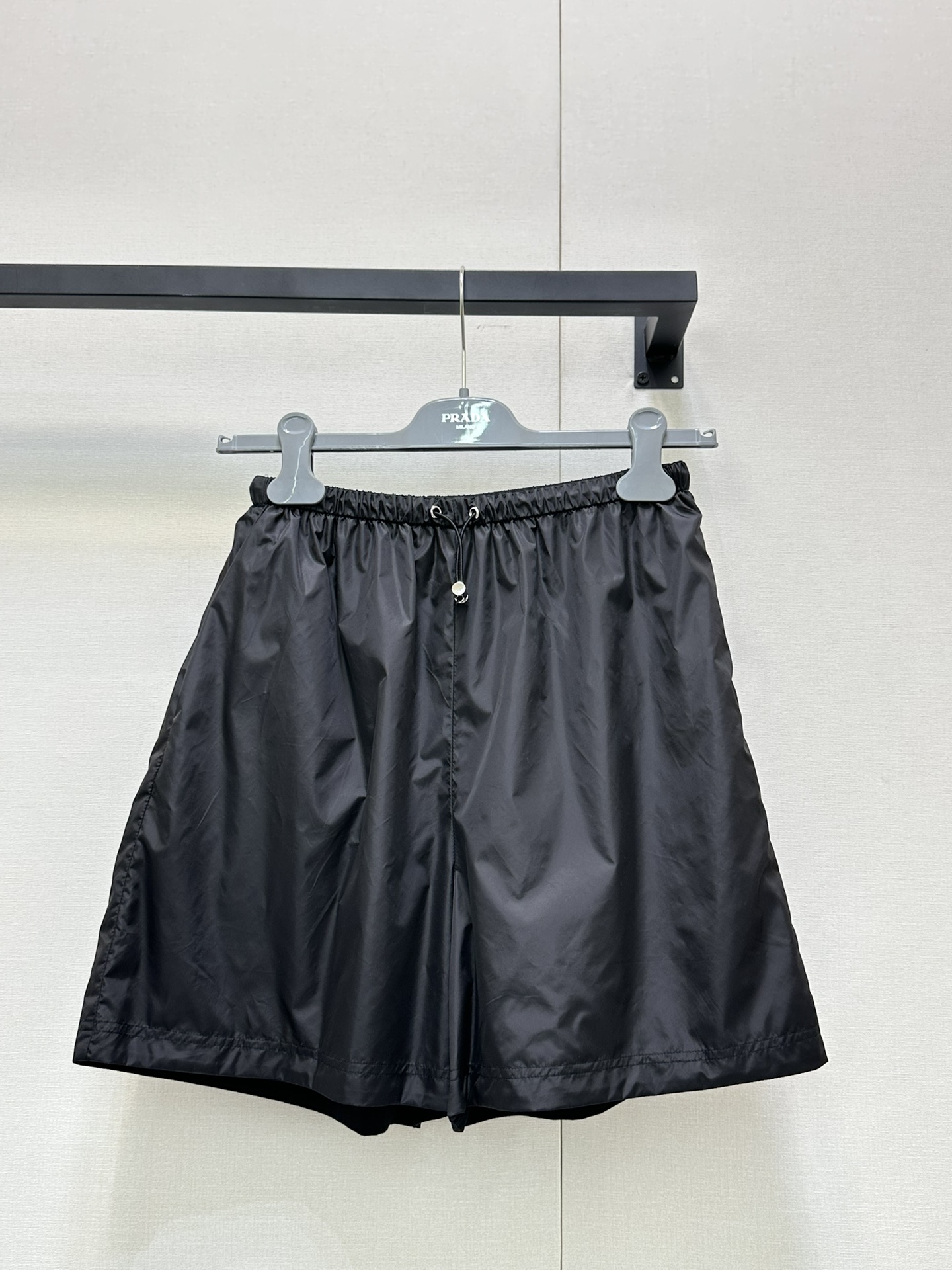 NO:451051,(Shorts) *25new double-sided windbreaker jacket minimalist style dress cleanly and neatly!  A versatile and age-reducing style is absolutely unique~ Exclusively customized imported yb cotton material, you can switch to different styles to match when wearing on both sides!  One side is recycled nylon environmentally friendly material, soft and delicate side is customized silk cotton material, the details are completely online, and the triangle logo letters on the chest are decorated. Highlight the brand's characteristic positioning!  The doll vest skirt style is super friendly to the body shape!  1:1 Super style, the latest summer items, the exclusive high-end version, spot SML large-scale real shot (double-sided wear), skirts, shorts, jackets & coats, alexander wang19860909（短裤）*25new双面穿风衣外套极简主义风格穿搭干净利落！减龄百搭版型绝绝子～ 独家定制进口yb棉材质,双面穿可以随意切换不同风格搭配！一面为再生尼龙环保材质,柔软细腻一面为对版定制丝棉材质,细节处理完全在线,胸前三角徽标字母装饰.突出品牌特色定位！娃娃背心裙版型对身材包容度超级友好！1:1超赞版型 夏季最新单品 认准独家高版本 现货 SML大货实拍（双面穿）,,skirts,shorts,jackets & coats,alexander wang,Women's clothing