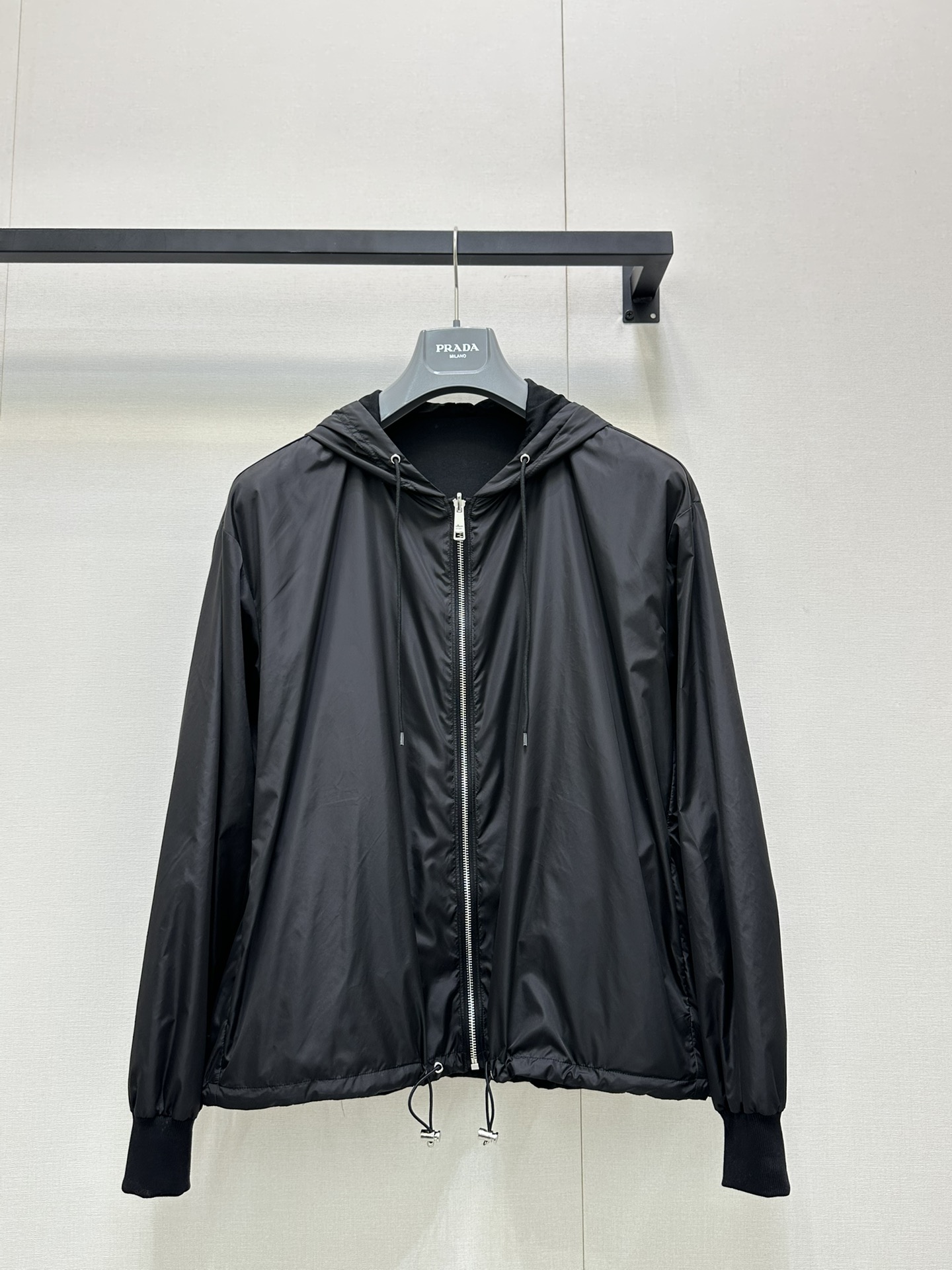 NO:451046,(Coat) *25new double-sided windbreaker jacket minimalist style dress cleanly and neatly!  A versatile and age-reducing style is absolutely unique~ Exclusively customized imported yb cotton material, you can switch to different styles to match when wearing on both sides!  One side is recycled nylon environmentally friendly material, soft and delicate side is customized silk cotton material, the details are completely online, and the triangle logo letters on the chest are decorated. Highlight the brand's characteristic positioning!  The doll vest skirt style is super friendly to the body shape!  1:1 Super style, the latest summer items, the exclusive high-end version, spot SML large-scale real shot (double-sided wear), skirts, jackets & coats, alexander wang19860909（外套）*25new双面穿风衣外套极简主义风格穿搭干净利落！减龄百搭版型绝绝子～ 独家定制进口yb棉材质,双面穿可以随意切换不同风格搭配！一面为再生尼龙环保材质,柔软细腻一面为对版定制丝棉材质,细节处理完全在线,胸前三角徽标字母装饰.突出品牌特色定位！娃娃背心裙版型对身材包容度超级友好！1:1超赞版型 夏季最新单品 认准独家高版本 现货 SML大货实拍（双面穿）,,skirts,jackets & coats,alexander wang,Women's clothing