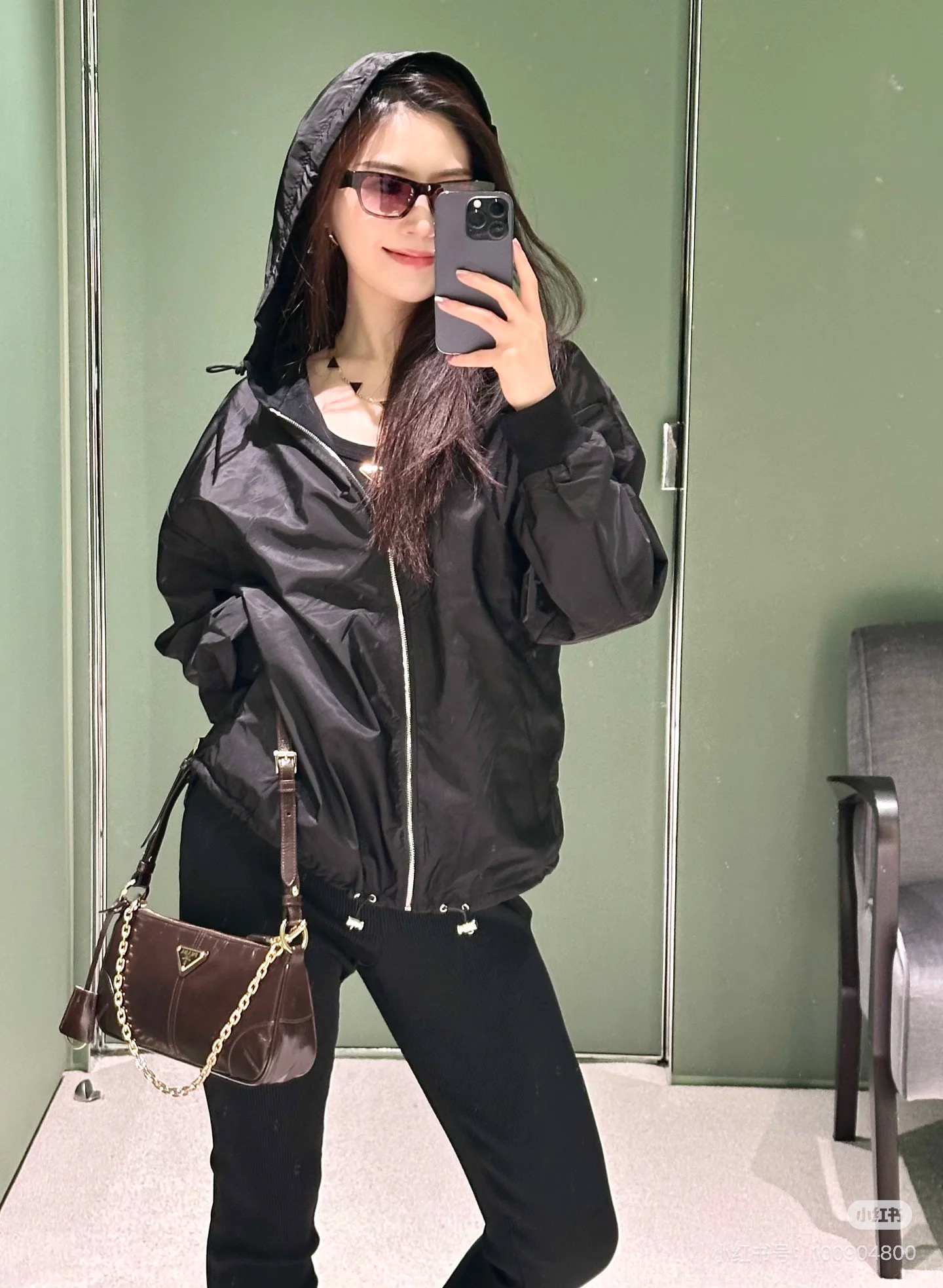 NO:451056,(Coat) P (Shorts) *25new Double-sided windbreaker jacket minimalist style dress cleanly and neatly!  A versatile and age-reducing style is absolutely unique~ Exclusively customized imported yb cotton material, you can switch to different styles to match when wearing on both sides!  One side is recycled nylon environmentally friendly material, soft and delicate side is customized silk cotton material, the details are completely online, and the triangle logo letters on the chest are decorated. Highlight the brand's characteristic positioning!  The doll vest skirt style is super friendly to the body shape!  1:1 Super style The latest summer items are recognized for exclusive high-end version SML, skirts, shorts, jackets & coats, alexander wang19860909（外套）P（短裤）*25new双面穿风衣外套极简主义风格穿搭干净利落！减龄百搭版型绝绝子～ 独家定制进口yb棉材质,双面穿可以随意切换不同风格搭配！一面为再生尼龙环保材质,柔软细腻一面为对版定制丝棉材质,细节处理完全在线,胸前三角徽标字母装饰.突出品牌特色定位！娃娃背心裙版型对身材包容度超级友好！1:1超赞版型 夏季最新单品 认准独家高版本 现货 SML,,skirts,shorts,jackets & coats,alexander wang,Women's clothing