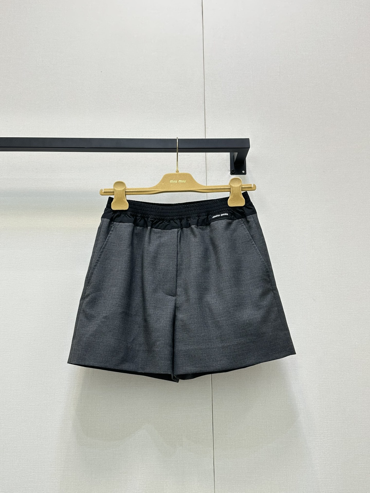 NO:451627,MiuMi* 25Fw early autumn new style contrasting elastic waist wide legs casual shorts. Original development!  High-end production!  Customized version details are in place!  The temperament is a sweet and sweet girlish style. The versatile style makes the upper body look slim!  I don’t want to be beautiful in my upper body!  Wool!  Workmanship quality depends on the details. Spot SML large-scale real-time photos, miumiu, shorts, alexander wang19860909MiuMi* 25Fw早秋新款 撞色松紧腰宽腿休闲短裤.原版开发！高版出品！定制版型细节全面到位！气质减龄少女风甜美气息.百搭版型上身巨显瘦！上身美的不要不要的！绵羊毛！做工品质看细节.现货 SML大货实拍,,miumiu,shorts,alexander wang,Women's clothing