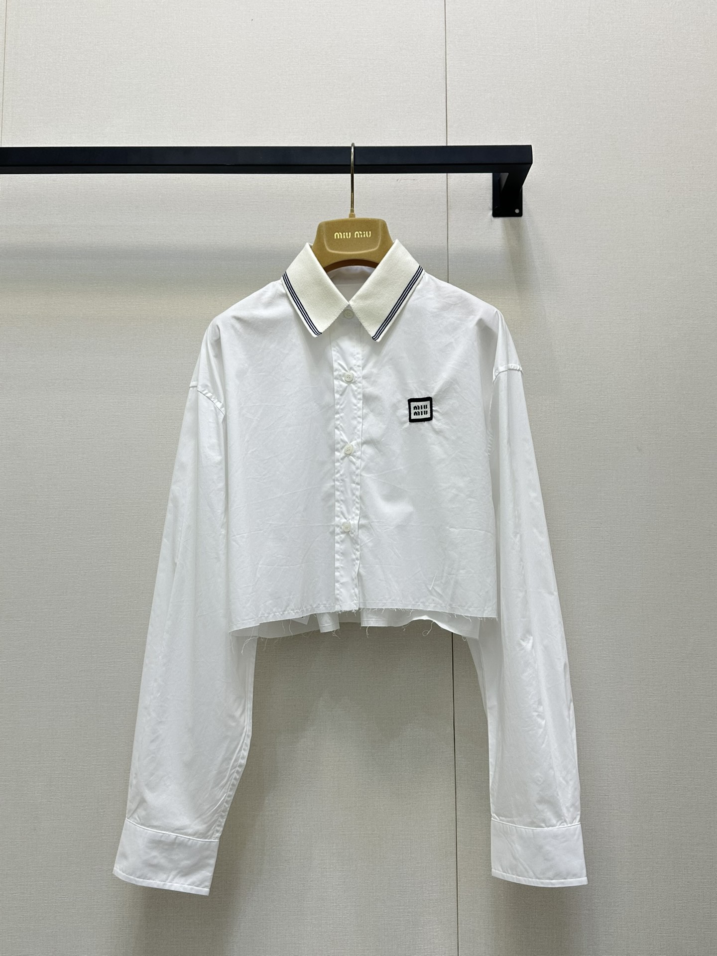 NO:451645,(Shirt) *25new college style lapel long-sleeved shirt skirt hem is worn out with stubborn beard design, small design is super nice~ recommended for personal styles. Exclusive custom imported YB cotton material, chest logo embellishment with unique brand charm, shell button decoration highlights exquisite atmosphere~small wide version three-dimensional tailoring presents three-dimensional texture 1:1 super style, the latest items in early autumn, identify exclusive high-end version SML large-scale products, skirts, shirts, alexander wang19860909（衬衫）*25new学院风翻领长袖衬衫半身裙下摆做旧须须设计,设计小巧思超nice～自留款推荐 独家定制进口yb棉材质,胸口徽标logo点缀自带品牌独有魅力,贝壳钮扣装饰凸显精致气息～微阔版型立体剪裁呈现立体质感1:1超赞版型,早秋最新单品 认准独家高版本 SML大货实拍,,skirts,shirts,alexander wang,Women's clothing