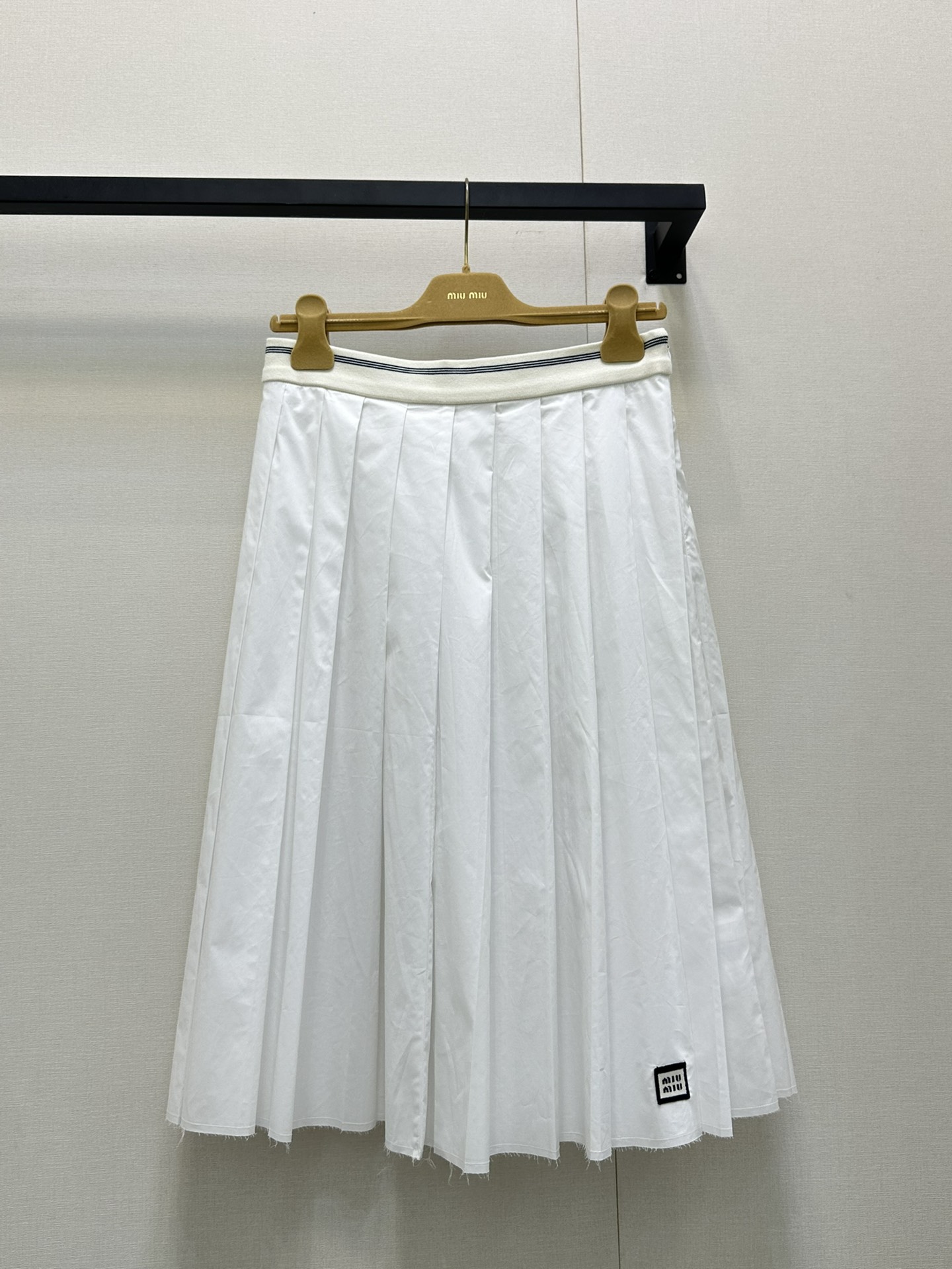 NO:451636,(skirt) *25new college style lapel long-sleeved shirt skirt hem is worn out with stubborn beard design, small design is super nice~ recommended for personal style exclusive custom imported YB cotton material, chest logo embellishment with unique brand charm, shell button decoration highlights exquisite atmosphere ~ the slightly wide version of three-dimensional tailoring presents three-dimensional texture 1:1 super style, the latest items in early autumn, identify exclusive high-end version SML large-scale goods real shot, skirts, shirts, alexander wang19860909（半身裙）*25new学院风翻领长袖衬衫半身裙下摆做旧须须设计,设计小巧思超nice～自留款推荐 独家定制进口yb棉材质,胸口徽标logo点缀自带品牌独有魅力,贝壳钮扣装饰凸显精致气息～微阔版型立体剪裁呈现立体质感1:1超赞版型,早秋最新单品 认准独家高版本 SML大货实拍,,skirts,shirts,alexander wang,Women's clothing