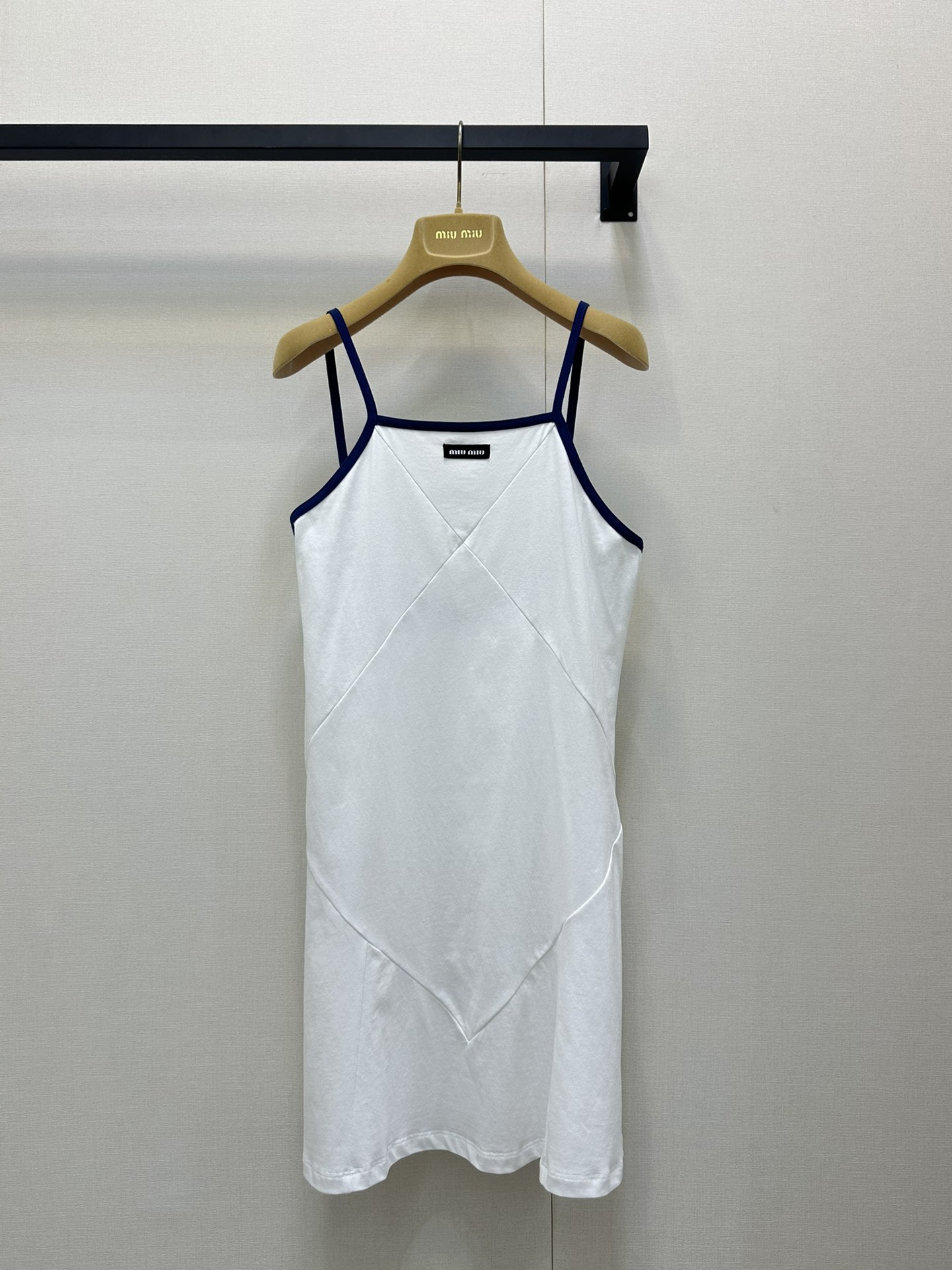 NO:451655,Miumi* 25Ss Spring and Summer New Cotton Sling Backless Dress. Original Developed!  High-end production!  Cotton jersey fabric decoration brand logo embroidery diamond lines increase contour sense Contrast color suspender trim elastic style silhouette hem single layered yyds spot SML large-scale real shot, miumiu, skirts, alexander wang19860909Miumi* 25Ss春夏新款 棉质吊带露背连衣裙.原版开发！高版出品！棉质平纹针织面料 饰品牌标识刺绣 菱形线条增加轮廓感 撞色吊带饰边 弹力版型 廓形下摆 单穿叠穿都yyds现货 SML大货实拍,,miumiu,skirts,alexander wang,Women's clothing