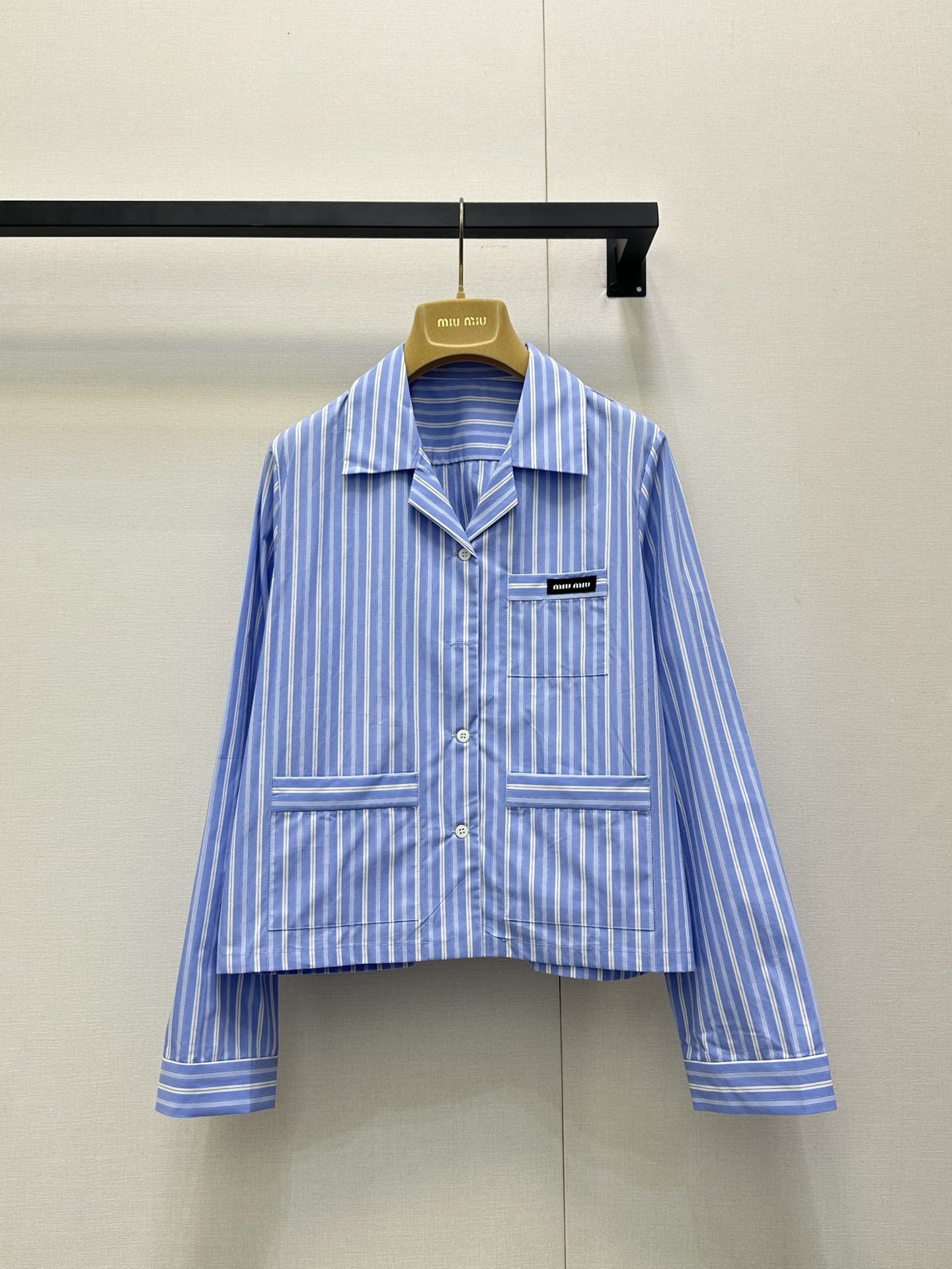 NO:451660,Miumi* 25Ss Spring and Summer New Cotton Striped Casual Shirt Original Developed!  High-end production!  Colored striped fabric, decorated with brand logo embroidery, pocket shirt regular style, spot SML large-scale real shot,,miumiu,shirts,alexander wang19860909Miumi* 25Ss春夏新款 棉质条纹休闲衬衫 原版开发！高版出品！色织条纹面料 饰有品牌标识徽标刺绣 口袋衬衫常规版型 现货SML大货实拍,,miumiu,shirts,alexander wang,Women's clothing