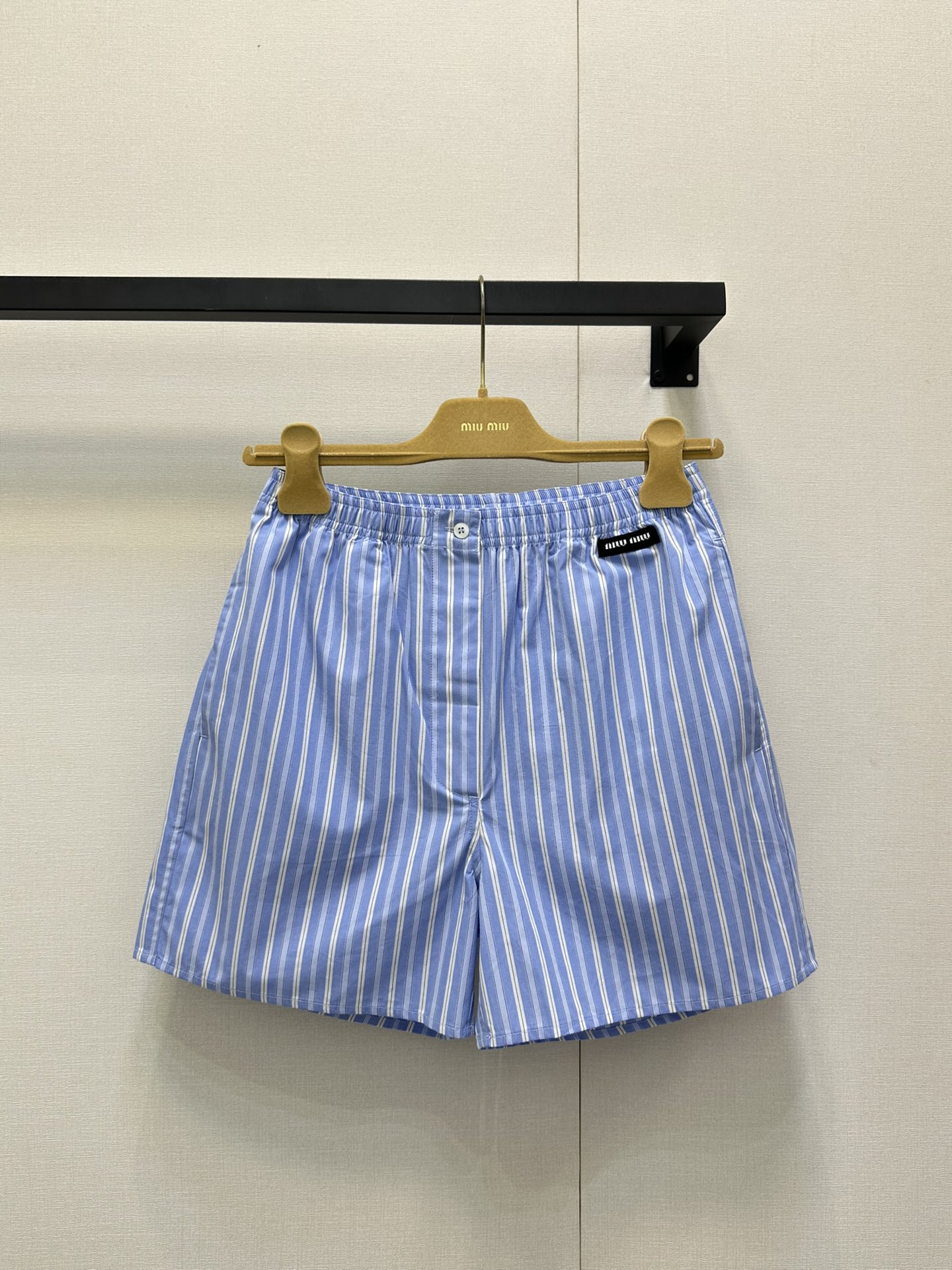 NO:451670,Miumi* 25Fw early autumn new style cotton striped shorts. Original development!  High-end production!  Colored striped fabric, decorated with brand logo embroidery, elastic waist, loose silhouette hem, versatile style, spot SML large-scale real shot, miumiu, shorts, alexander wang19860909Miumi* 25Fw早秋新款 棉质条纹短裤.原版开发！高版出品！色织条纹面料 饰有品牌标识徽标刺绣 弹力松紧腰围 宽松廓形下摆 百搭款 现货 SML大货实拍,,miumiu,shorts,alexander wang,Women's clothing
