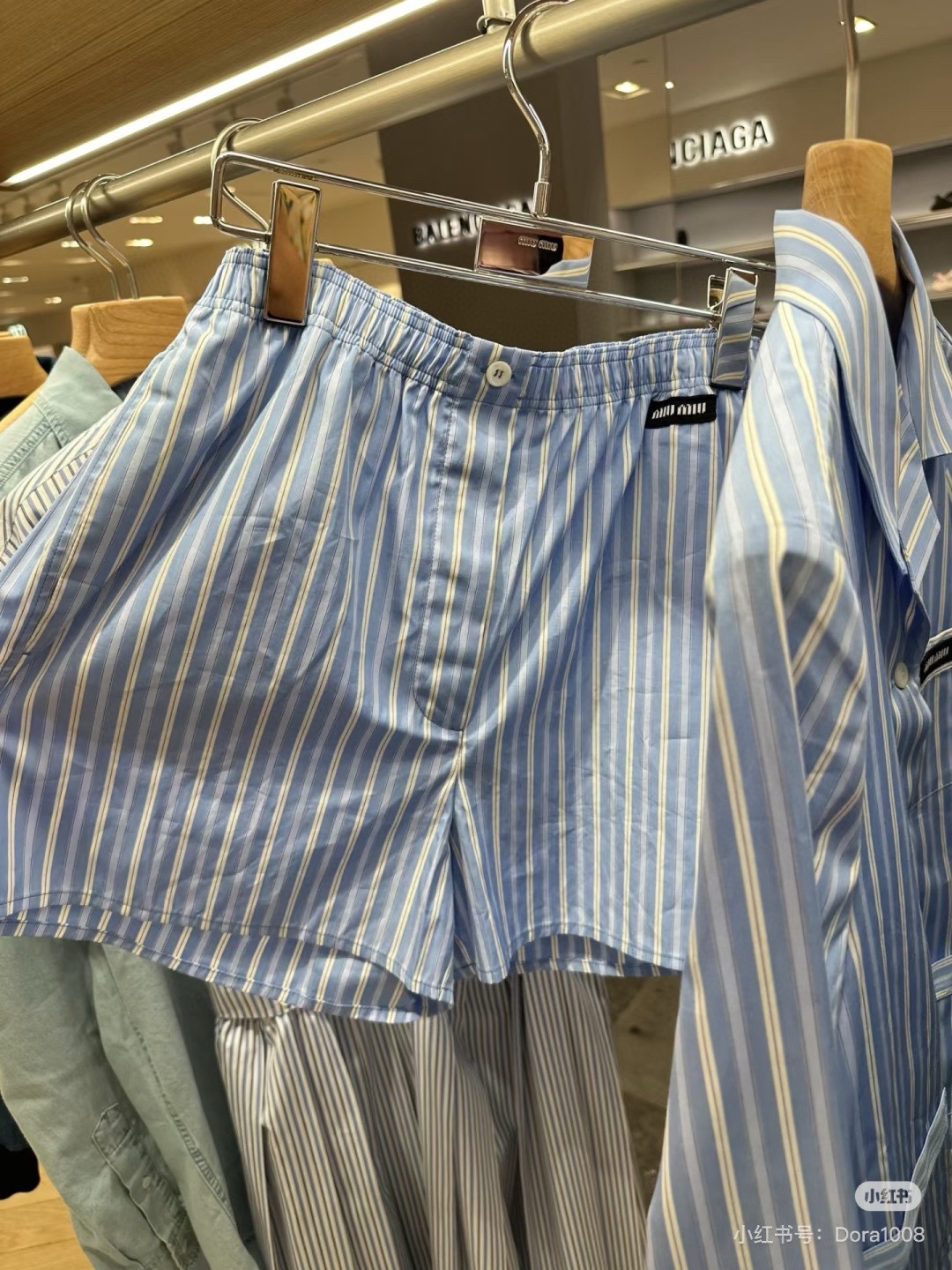 NO:451675,Miumi* 25Fw early autumn new style cotton striped shorts. Original development!  High-end production!  Weaving striped fabric with brand logo embroidery Elastic elastic waist loose silhouette hem versatile SML, miumiu, shorts, alexander wang19860909Miumi* 25Fw早秋新款 棉质条纹短裤.原版开发！高版出品！色织条纹面料 饰有品牌标识徽标刺绣 弹力松紧腰围 宽松廓形下摆 百搭款 现货 SML,,miumiu,shorts,alexander wang,Women's clothing