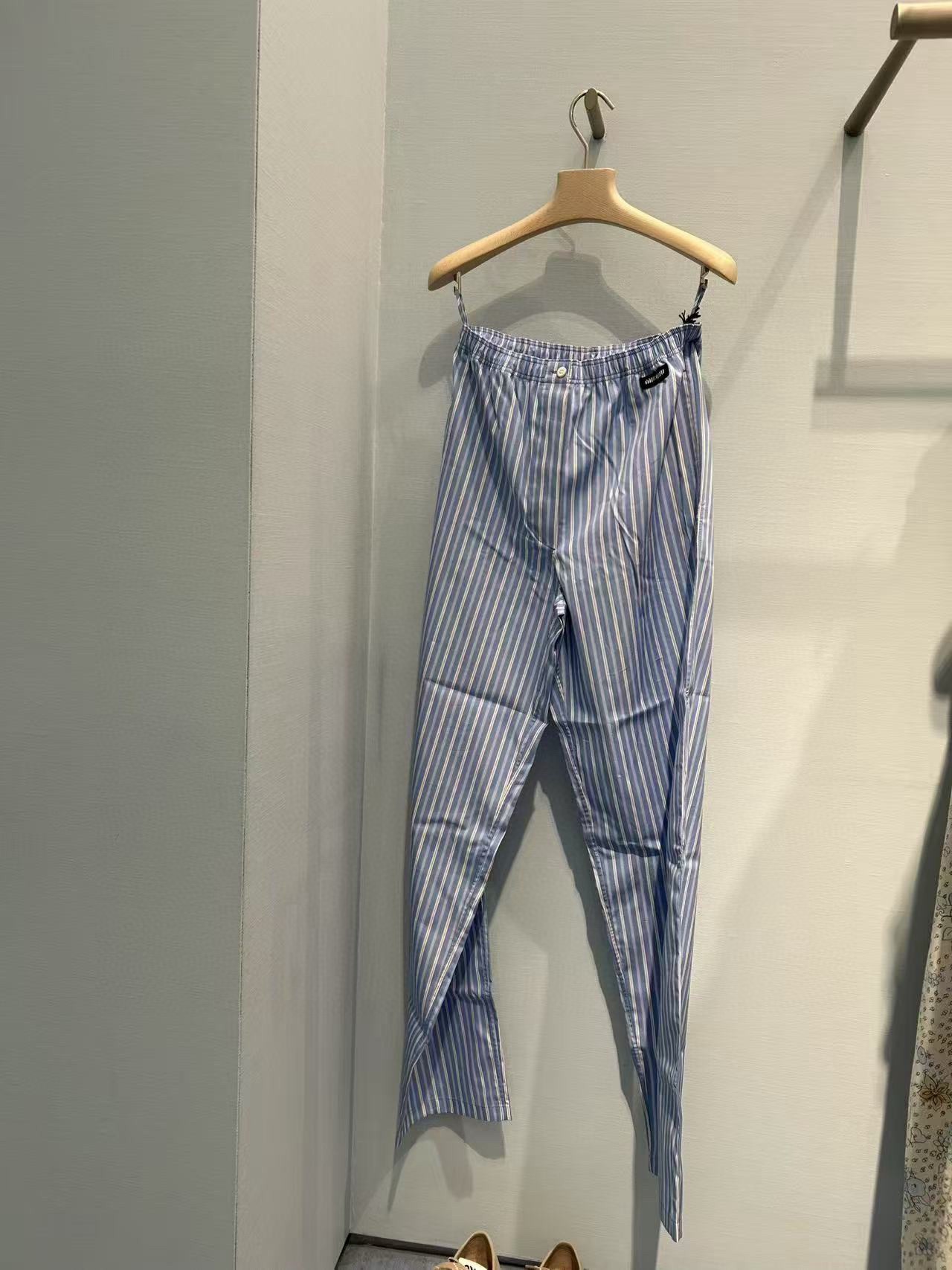 NO:451685,Miumi* 25Ss Spring and Summer New Cotton Striped Casual Trousers. Original Developed!  High-end production!  Weaving striped fabric with brand logo embroidered elastic waistline loose straight style SML, miumiu, alexander wang19860909Miumi* 25Ss春夏新款 棉质条纹休闲长裤.原版开发！高版出品！色织条纹面料 饰有品牌标识徽标刺绣弹力松紧腰围 宽松直筒版型 现货SML,,miumiu,alexander wang,Women's clothing