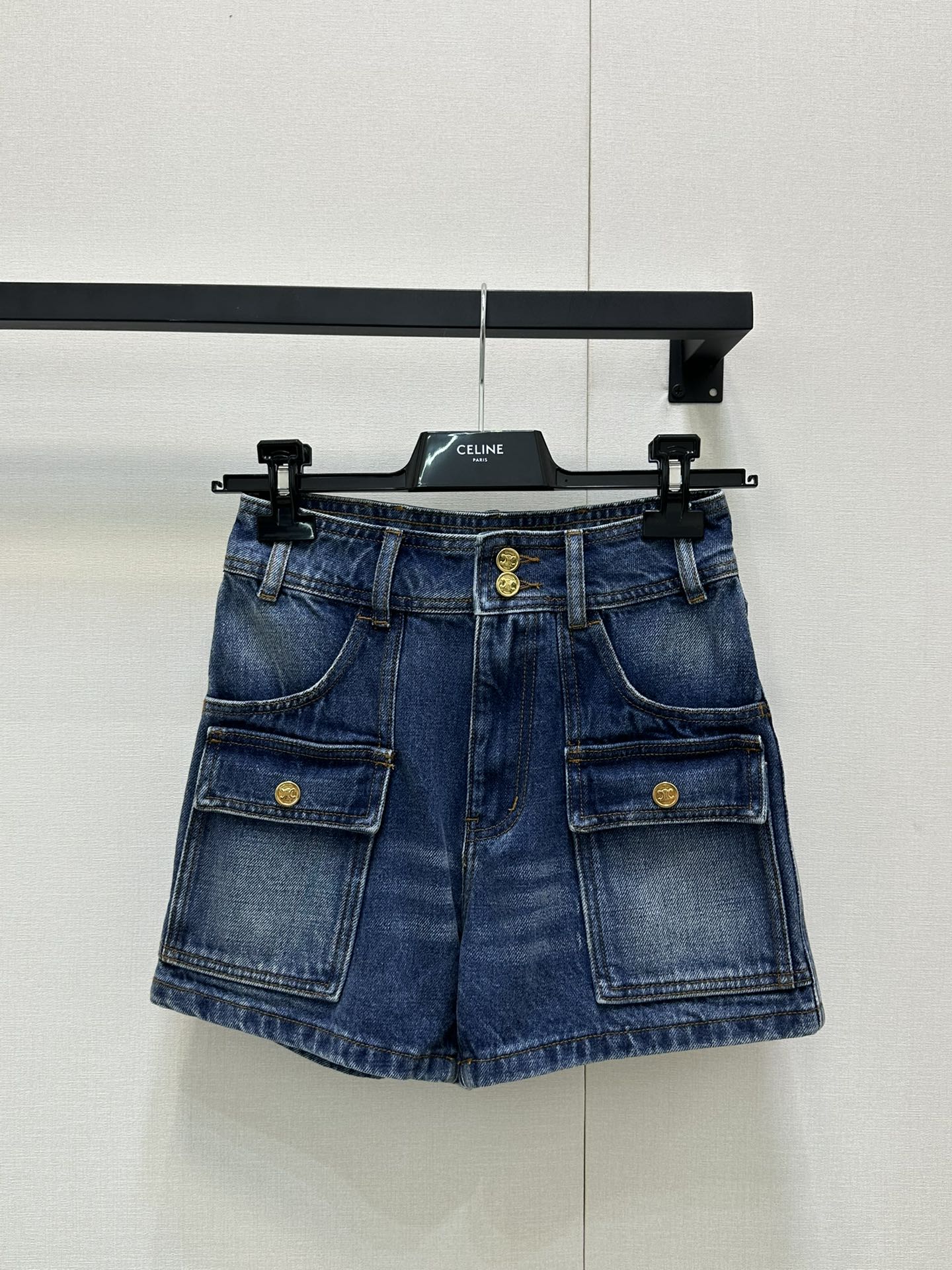 NO:451689,Celin* 25Fw early autumn new style, tooling pocket denim shorts. Original development!  High-end production!  Double enzyme washing and old denim blue, N kinds of water washing methods, super positive water color, differentiate various low-version products on the market!  Double buckle high-waist A-line pants, exclusive decoration with gold-tone triumphal arch gold buckle, glossy texture, made by professional manufacturers inside and outside, details are handled in place, and everyone who has obtained it knows the quality!  You can match Celine with a series of slim T-shirts and vests to unlock n refreshing and fashionable summer matches!  Spot SML large-scale real shots, celine, shorts, tees, t-shirt, alexander wang19860909Celin* 25Fw早秋新款 工装口袋牛仔短裤.原版开发！高版出品！双重酵素水洗做旧牛仔蓝,N种洗水方法,超正洗水色调,区别市场上各种低版货！双扣高腰A字裤型,装饰独家开模金色调凯旋门金扣,光泽质感拉,里外一线专业大厂制作,细节处理到位,拿过的都知道品质！可以搭配Celine 一系列修身T恤和背心解锁n种清爽时髦夏日搭配！现货SML大货实拍,,celine,shorts,tees，t-shirt,alexander wang,Women's clothing