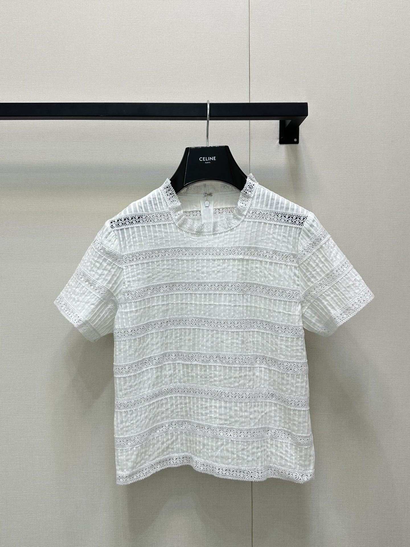 NO:451652,Celin*25Ss spring and summer new style, beach cool summer lace hollow spliced ​​short-sleeved top, original development!  High-end production!  The regular version of sweet girl loves imported pure cotton jacquard fabrics that are delicate and comfortable, and the patterns are fashionable and high-end!  The essential items of white and rich beauty, white temperament and high-end tuning, versatile and not picky about people's workmanship quality and look at details. Spot SML large-scale real-life photos, celine, T-shirt, alexander wang19860909Celin*25Ss春夏新款 沙滩清凉夏日蕾丝镂空拼接短袖上衣 原版开发！高版出品！常规版型甜妹小姐姐最爱进口纯棉提花面料细腻舒适,图案时髦又高级！白富美必备单品,洁白气质高级的调调,百搭不挑人做工品质看细节.现货 SML大货实拍,,celine,T-shirt,alexander wang,Women's clothing