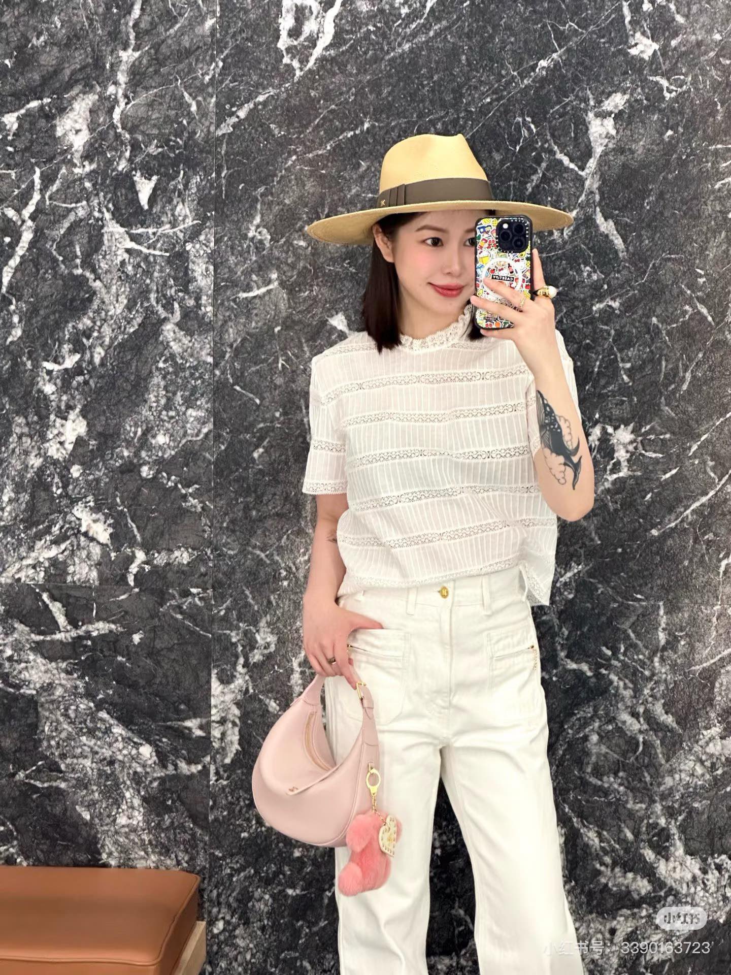 NO:451657,Celin*25Ss spring and summer new style, beach cool summer lace hollow spliced ​​short-sleeved top, original development!  High-end production!  The regular version of sweet girl loves imported pure cotton jacquard fabrics that are delicate and comfortable, and the patterns are fashionable and high-end!  The essential items of white and rich beauty, white temperament and high-end tuning, versatile and not picky about people's workmanship quality and look at details. Spot SML, celine, T-shirt, alexander wang19860909Celin*25Ss春夏新款 沙滩清凉夏日蕾丝镂空拼接短袖上衣 原版开发！高版出品！常规版型甜妹小姐姐最爱进口纯棉提花面料细腻舒适,图案时髦又高级！白富美必备单品,洁白气质高级的调调,百搭不挑人做工品质看细节.现货 SML,,celine,T-shirt,alexander wang,Women's clothing