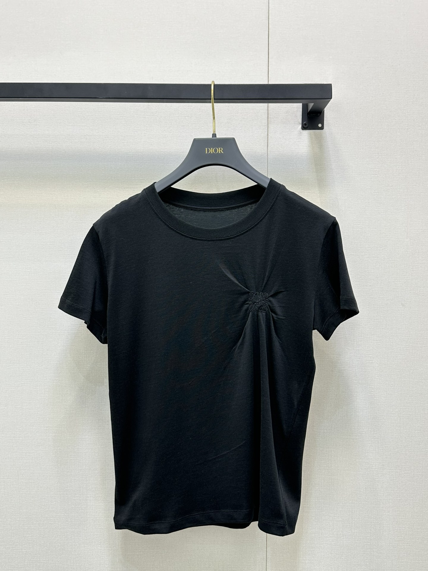 NO:451682,Loew* 25Ss early spring new style special embroidery craftsmanship shoulder short-sleeved T-shirt. Original development!  High-end production!  Imported cotton material, skin-friendly and breathable, comfortable up~ The chest is decorated with brand logo patterns to add youthful and playful feeling. Slim fit style, slim body, and a must-have fashionable outfit for date and leisure!  Spot SML!  Real photos of big goods, loewe, T-shirt,tees, t-shirt,alexander wang19860909Loew* 25Ss早春新款 特殊刺绣工艺正肩短袖T恤.原版开发！高版出品！进口棉材质,亲肤透气,舒适up~胸前饰有品牌标志图案 增添青春俏皮感 修身版型,上身显瘦,约会休闲必备时尚穿搭！现货 SML！大货实拍,,loewe,T-shirt,tees，t-shirt,alexander wang,Women's clothing