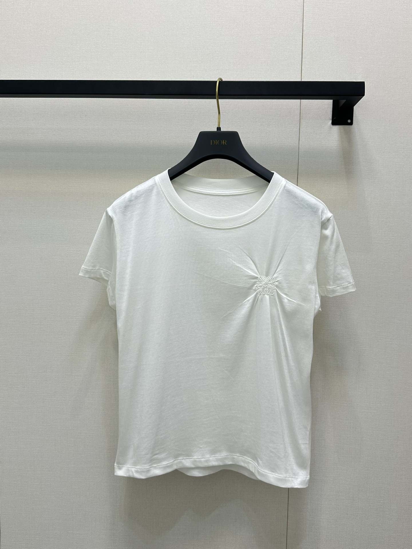 NO:451677,Loew* 25Ss early spring new style special embroidery craftsmanship shoulder short-sleeved T-shirt. Original development!  High-end production!  Imported cotton material, skin-friendly and breathable, comfortable up~ The chest is decorated with brand logo patterns to add youthful and playful feeling. Slim fit style, slim body, and a must-have fashionable outfit for date and leisure!  Spot SML!  Real photos of big goods, loewe, T-shirt,tees, t-shirt,alexander wang19860909Loew* 25Ss早春新款 特殊刺绣工艺正肩短袖T恤.原版开发！高版出品！进口棉材质,亲肤透气,舒适up~胸前饰有品牌标志图案 增添青春俏皮感 修身版型,上身显瘦,约会休闲必备时尚穿搭！现货 SML！大货实拍,,loewe,T-shirt,tees，t-shirt,alexander wang,Women's clothing